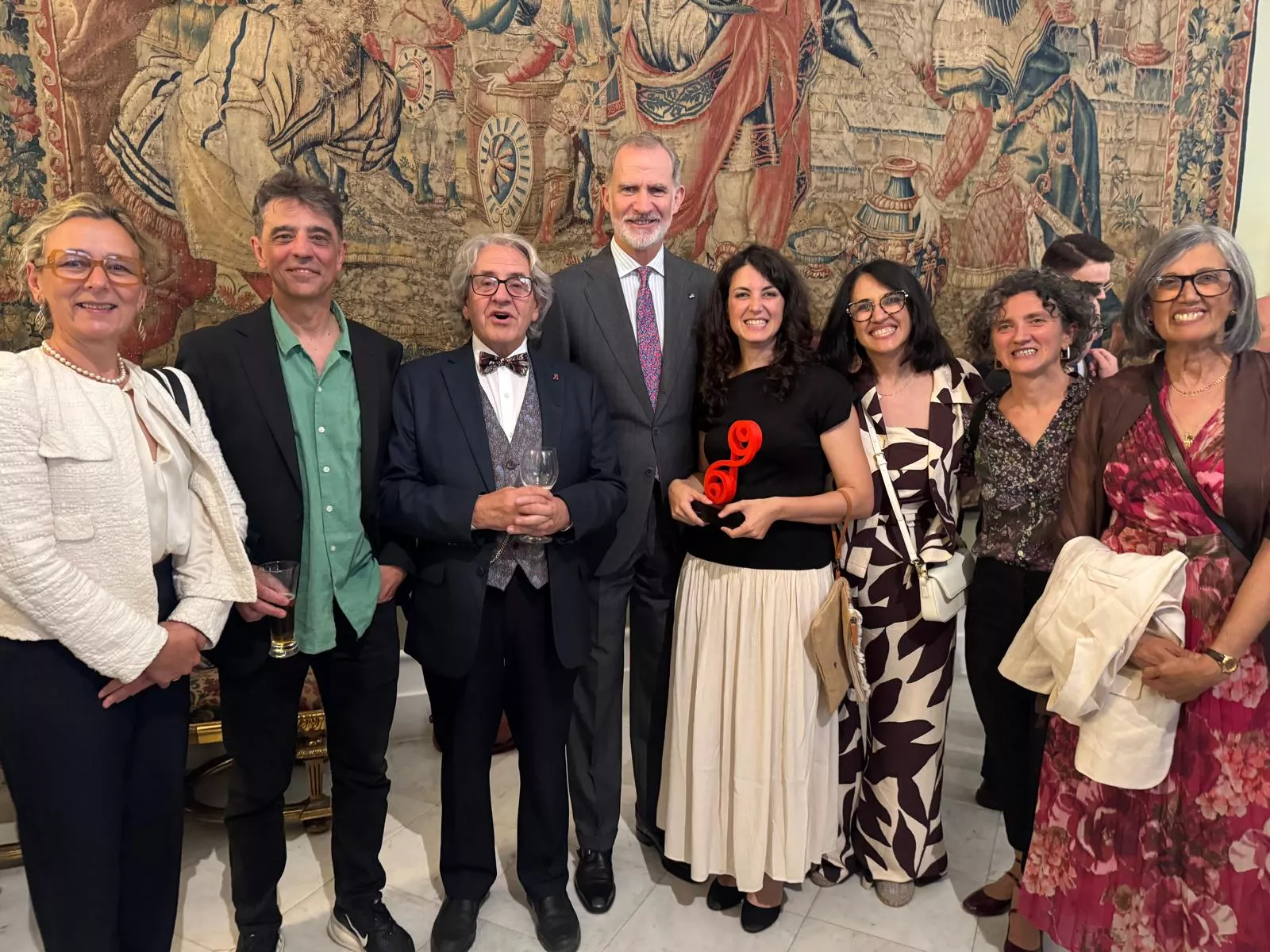 María José Martínez Pérez, con el galardón, junto al Rey Felipe y su familia.