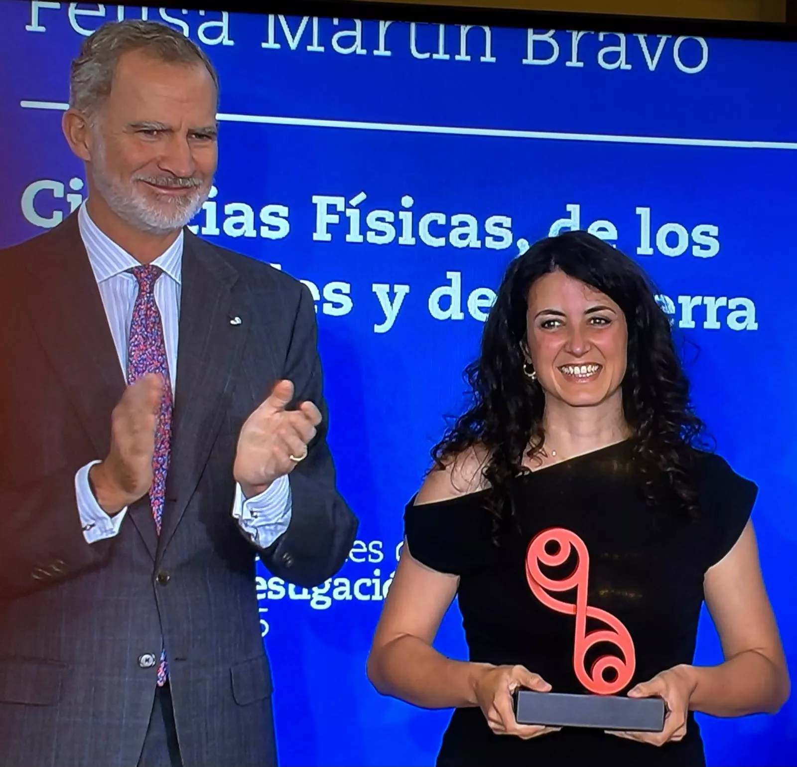 El Rey Don Felipe, entregándole el galardón a María José Martínez Pérez.