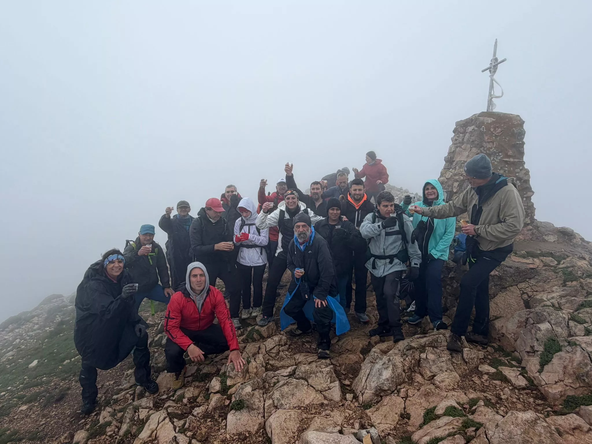 Los 22 participantes en el quinto de los 12 Retos 12 Cimas, en el Tozal de Guara
