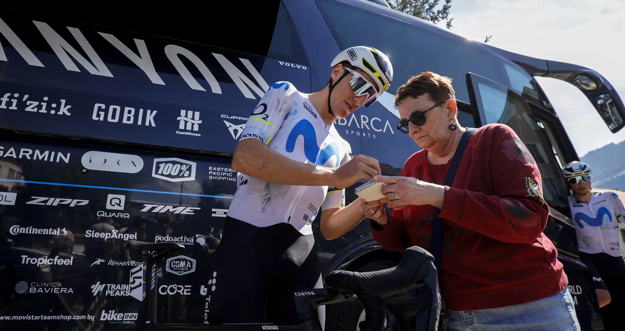 Castrillo firma un autógrafo en Romandía. Foto: @sprintcycling