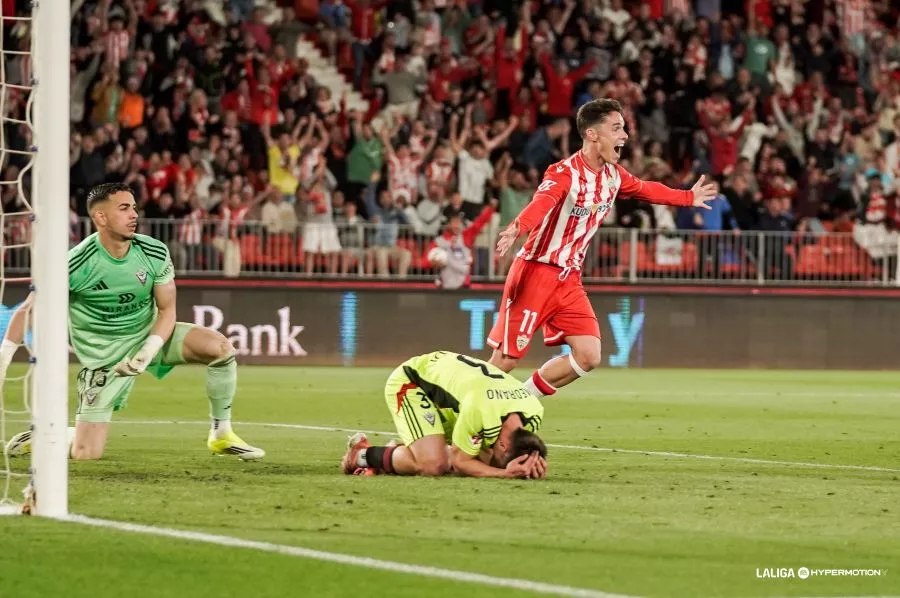 Arribas, jugador del Almería, celebra un gol en el partido de este lunes contra el Mirandés. ¿Quién tiene el peor calendario de los equipos que se juegan la vida en Segunda División?. Foto: LaLiga