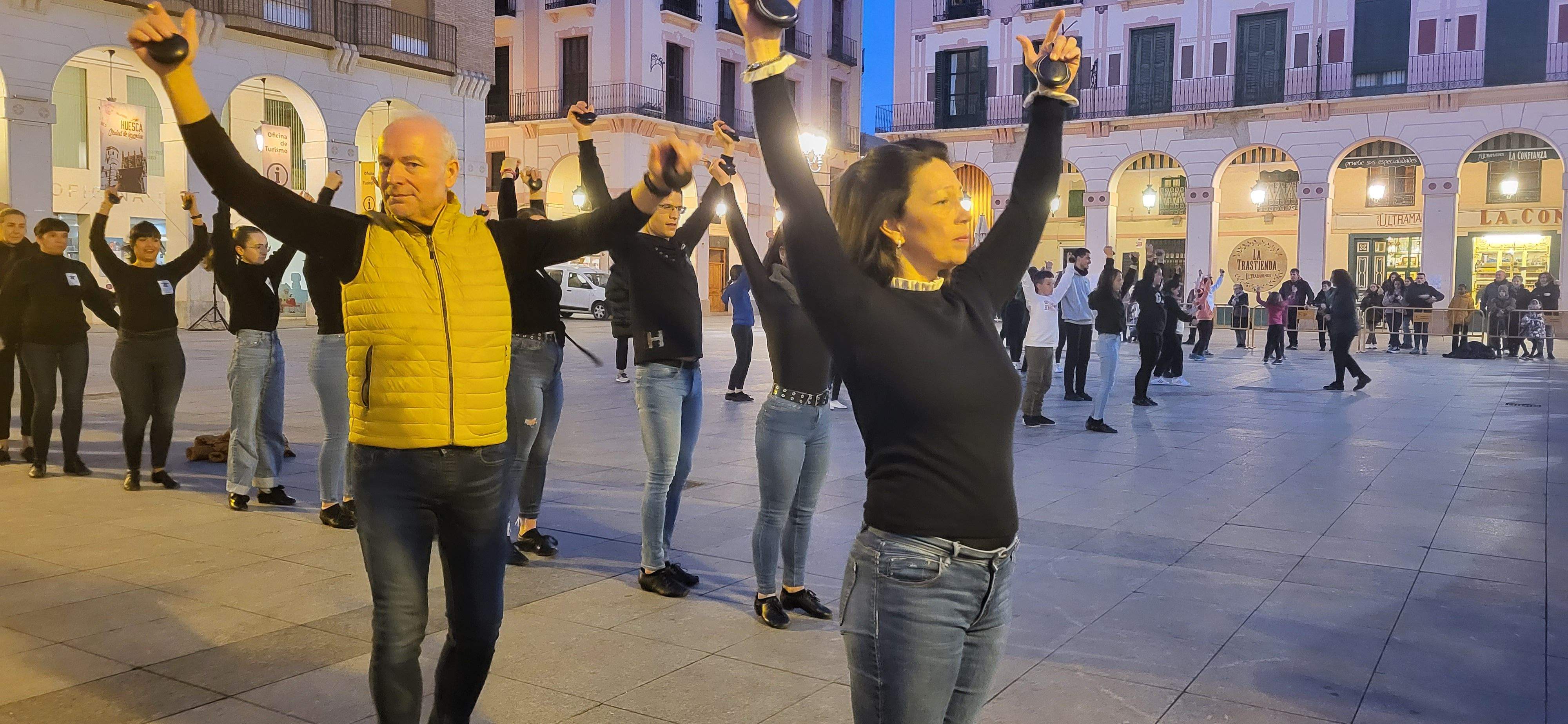 Huesca baila la jota de San Lorenzo por los niños con cáncer. Foto Myriam Martínez 