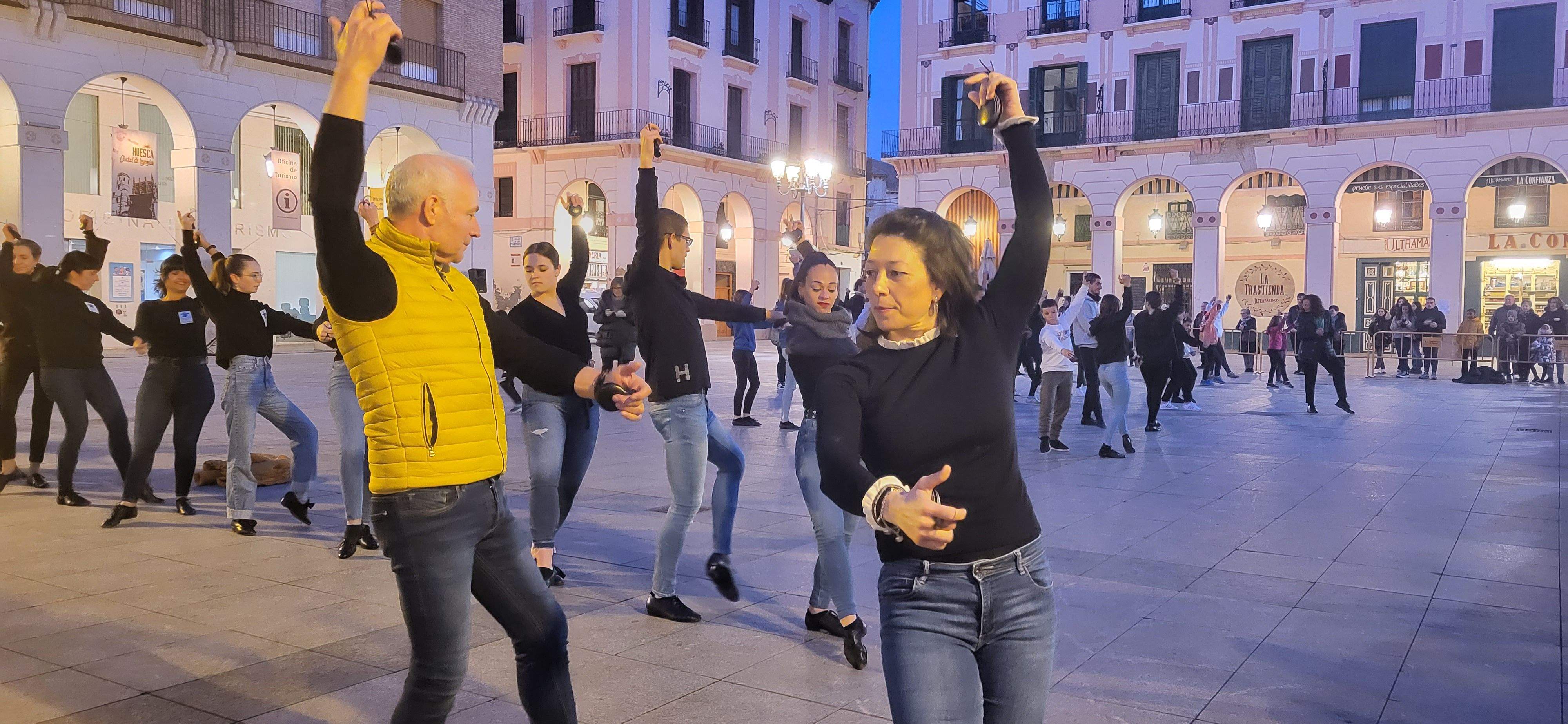 Huesca baila la jota de San Lorenzo por los niños con cáncer. Foto Myriam Martínez 
