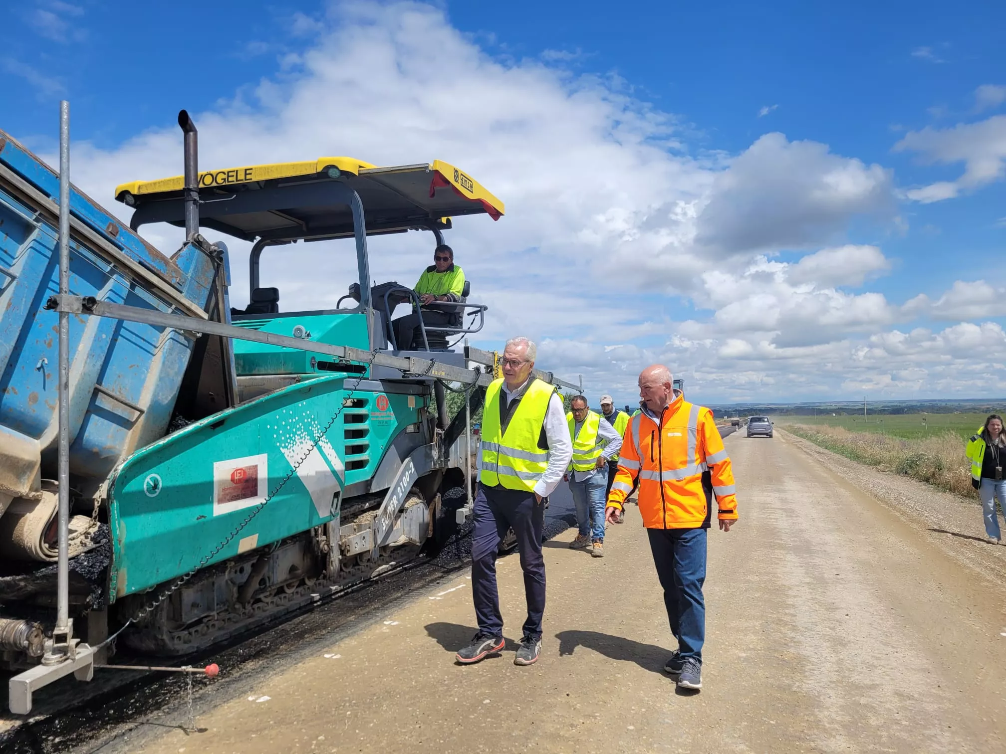El director general MIguel Ángel Arminio y el director de obra del Itinerario 4 del PEC, Daniel Yus, durante la supervisión de las obras en la A-230.