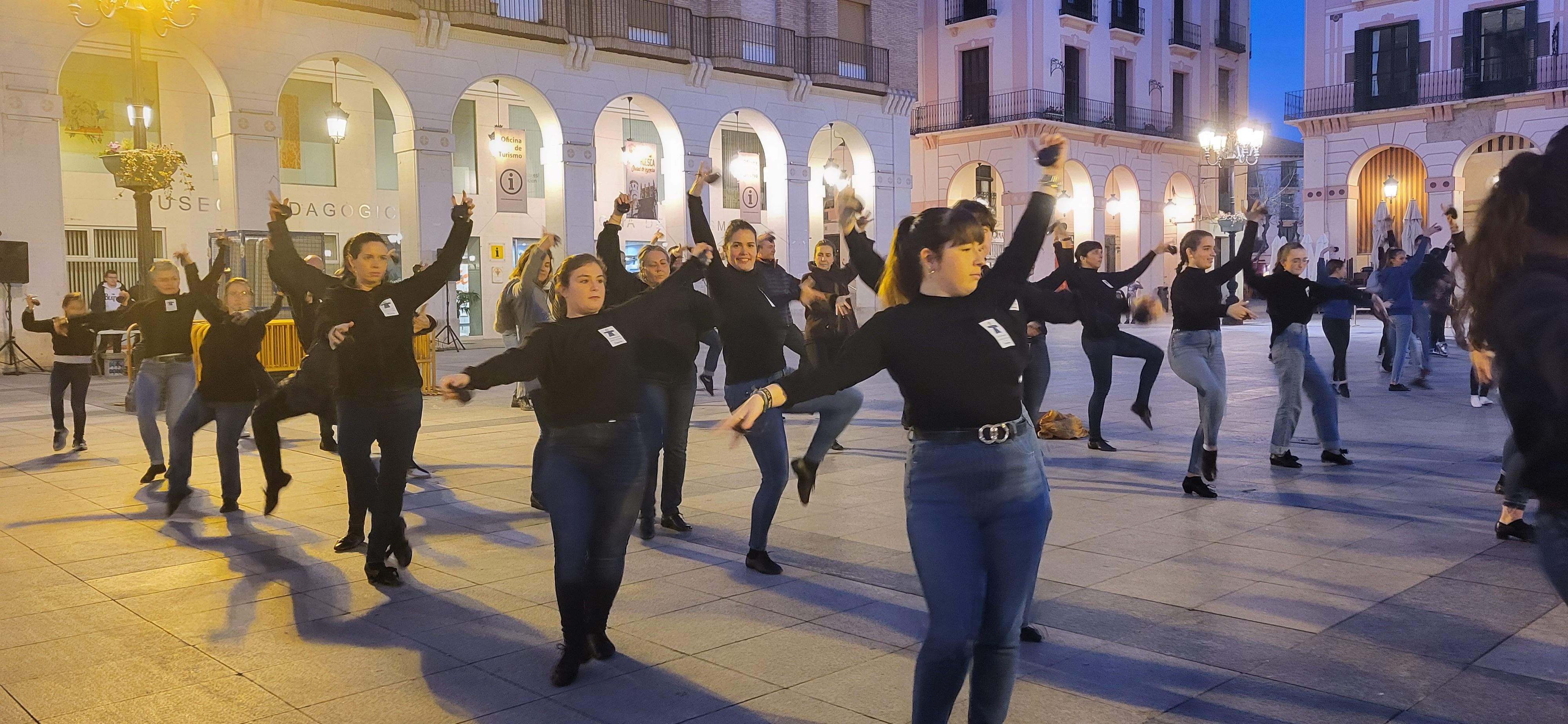 Huesca baila la jota de San Lorenzo por los niños con cáncer. Foto Myriam Martínez 