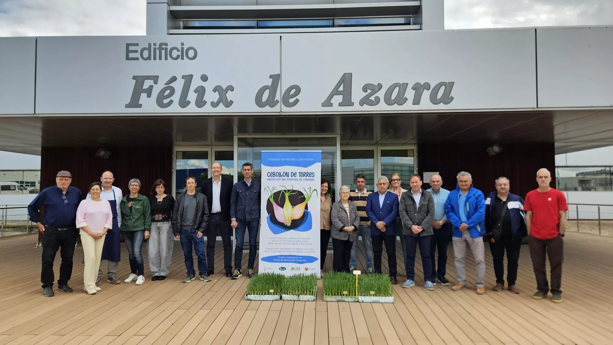 Participantes en la presentación en el Ciga del Cebollón de Torres de Alcanadre