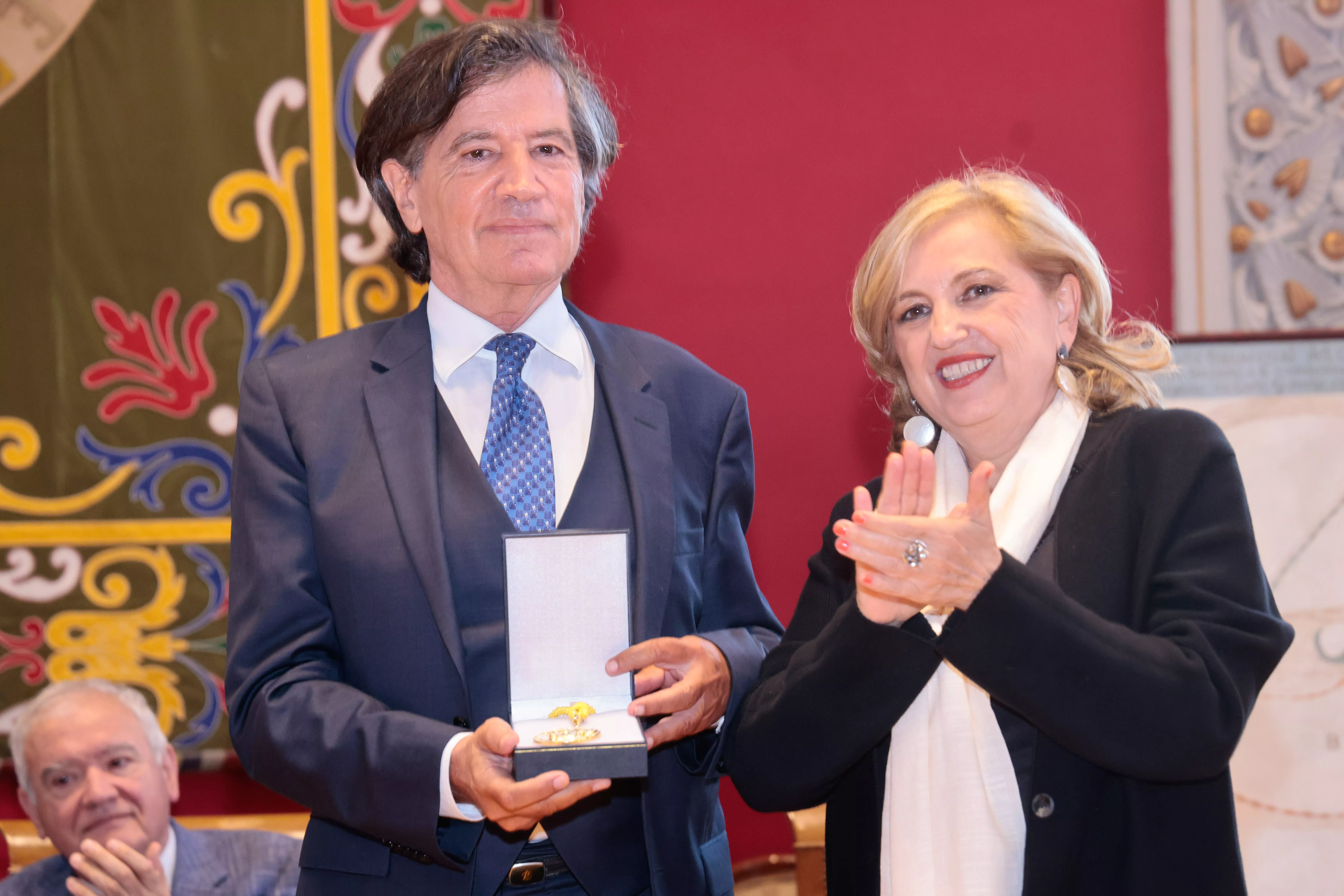 Carlos López-Otín y la rectora, Rosa Bolea, que le ha entregado la Primera Medalla de Oro Cajal.