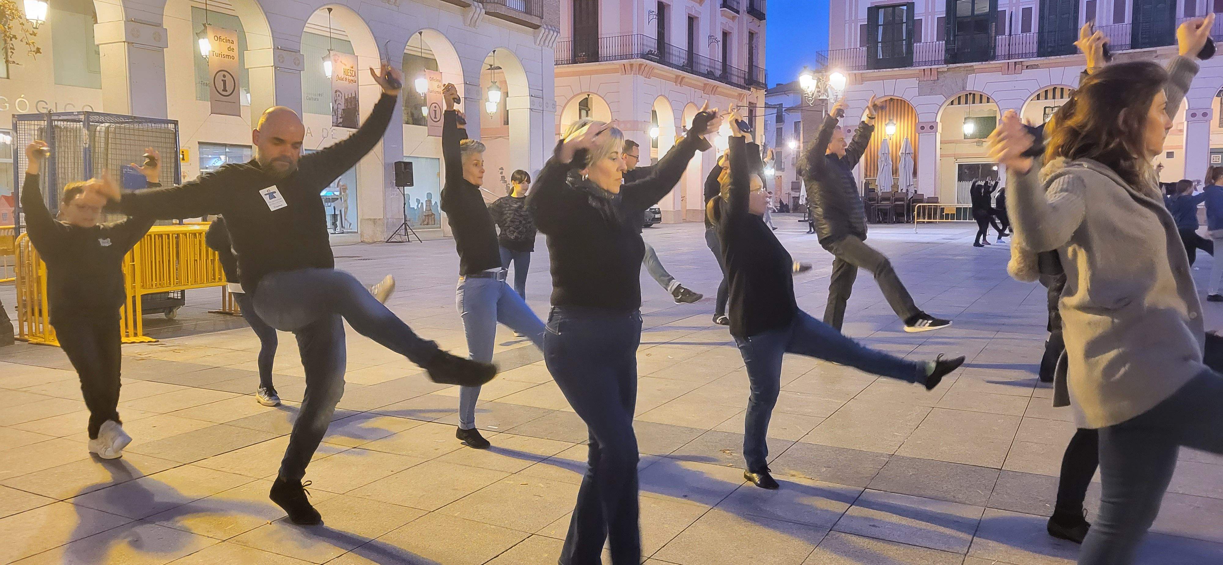 Huesca baila la jota de San Lorenzo por los niños con cáncer. Foto Myriam Martínez 