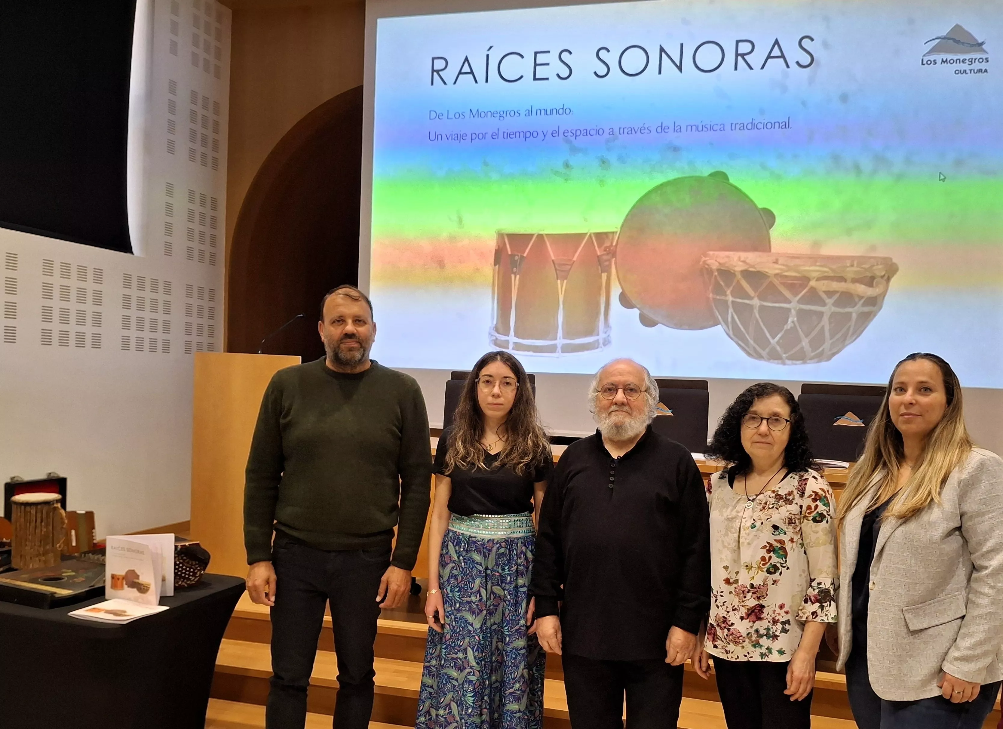 Los Monegros viaja por la música del mundo con la exposición itinerante 'Raíces Sonoras'.
