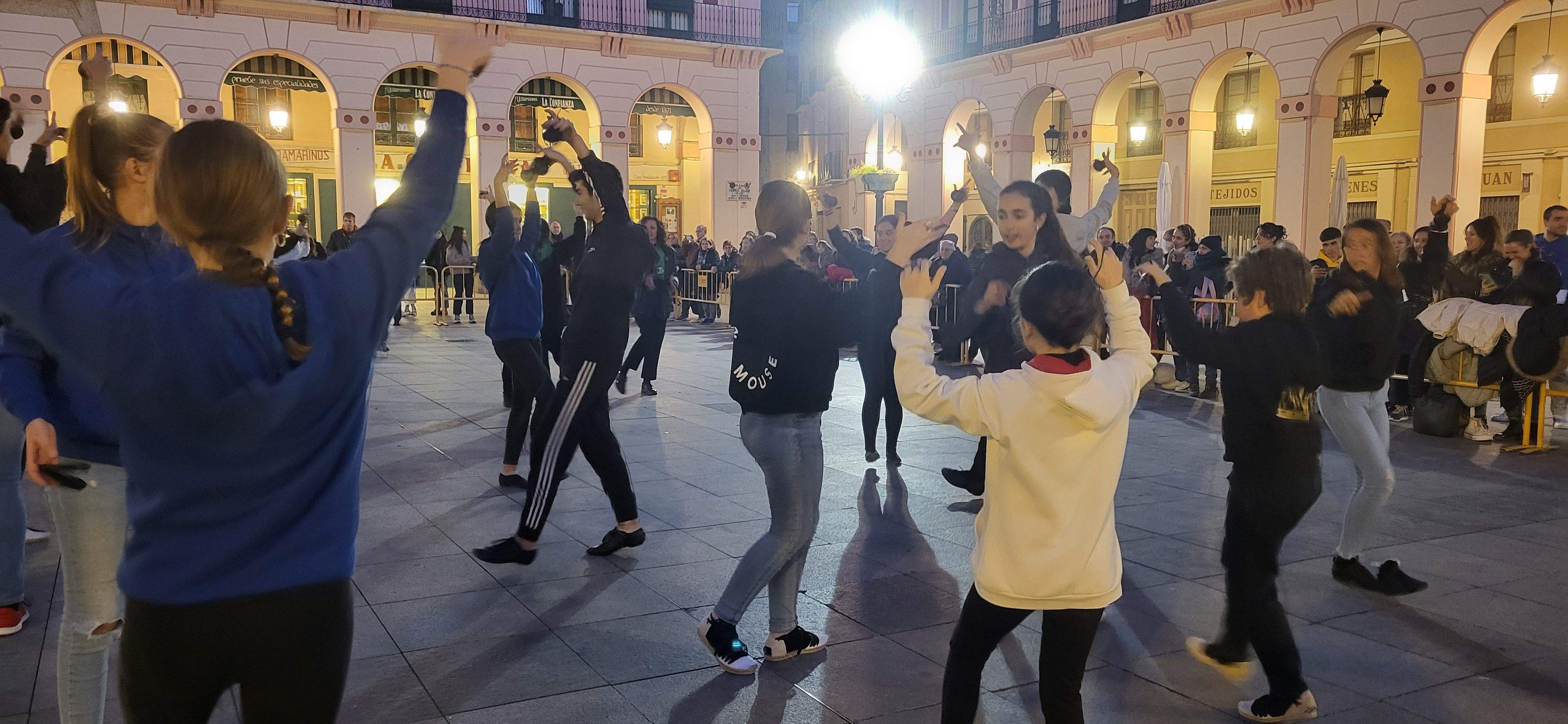 Huesca baila la jota de San Lorenzo por los niños con cáncer. Foto Myriam Martínez 