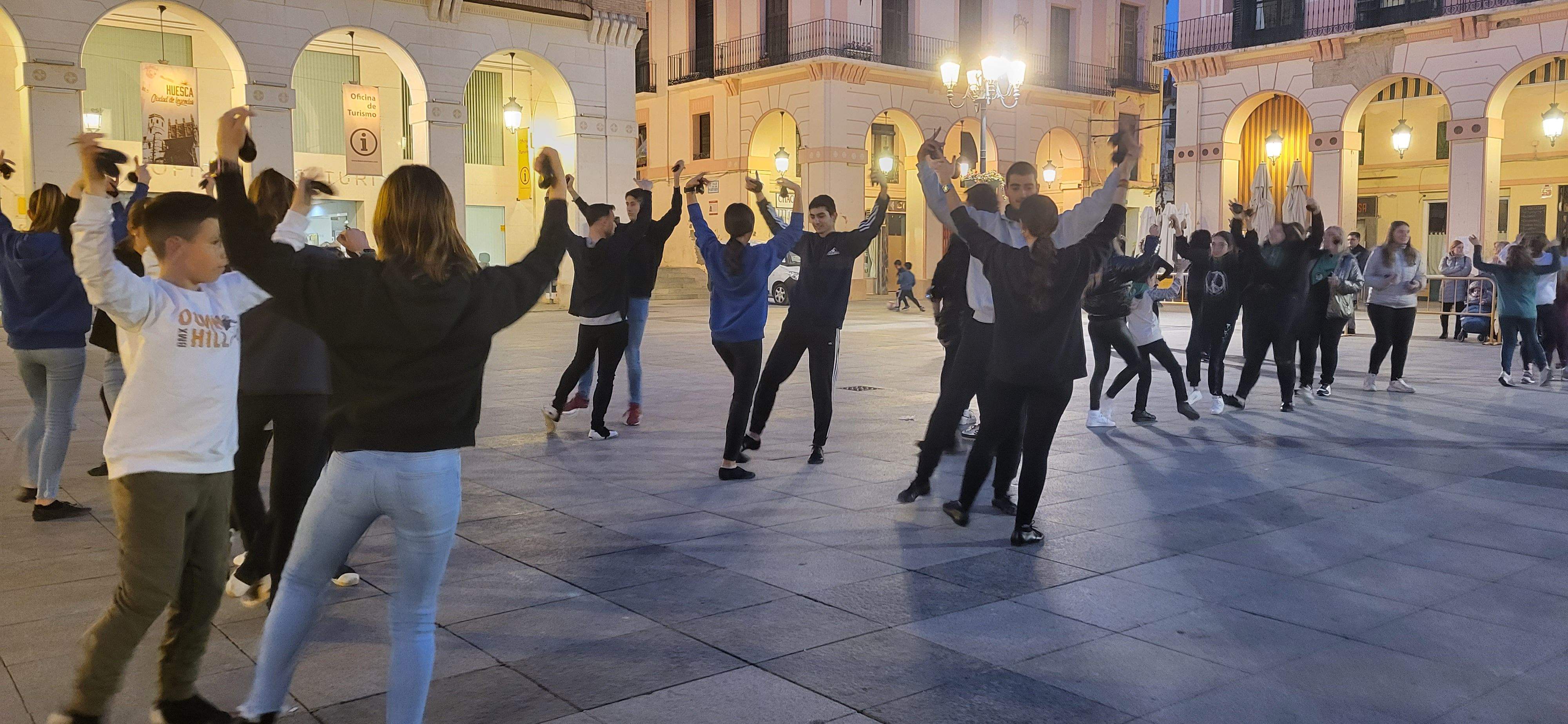 Huesca baila la jota de San Lorenzo por los niños con cáncer. Foto Myriam Martínez 
