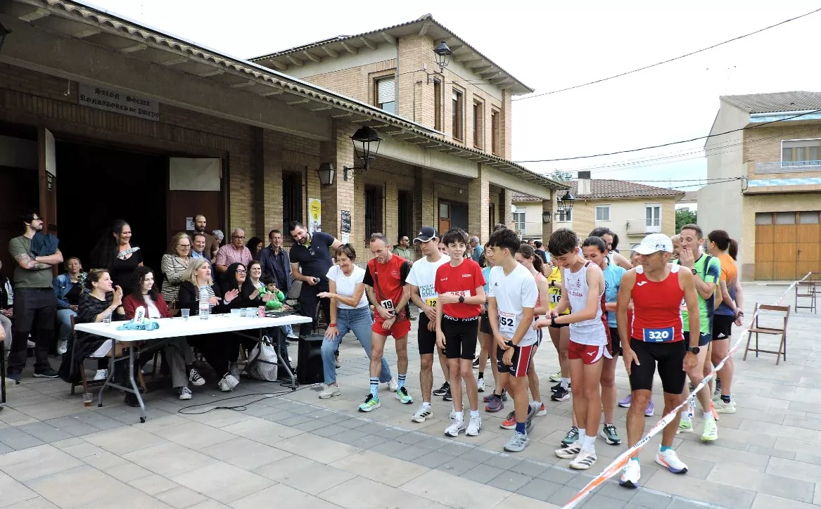 La alcaldesa con los corredores, preparados para la salida. Castells y Linares se llevan la carrera pedestre "XXV Memorial Ángel Mur”.