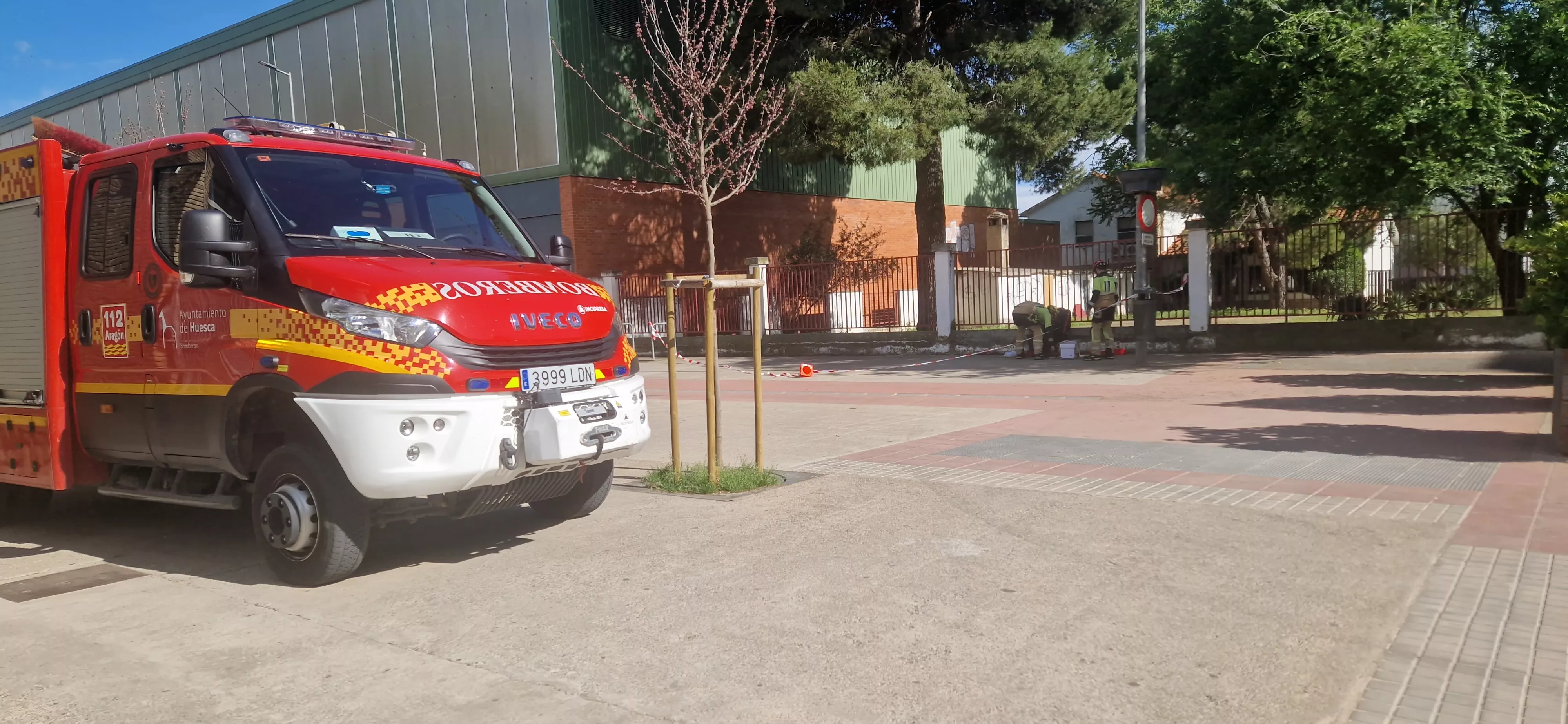 Los Bomberos de Huesca actuando con un panal en el Perpetuo Socorro. Foto Myriam Martínez