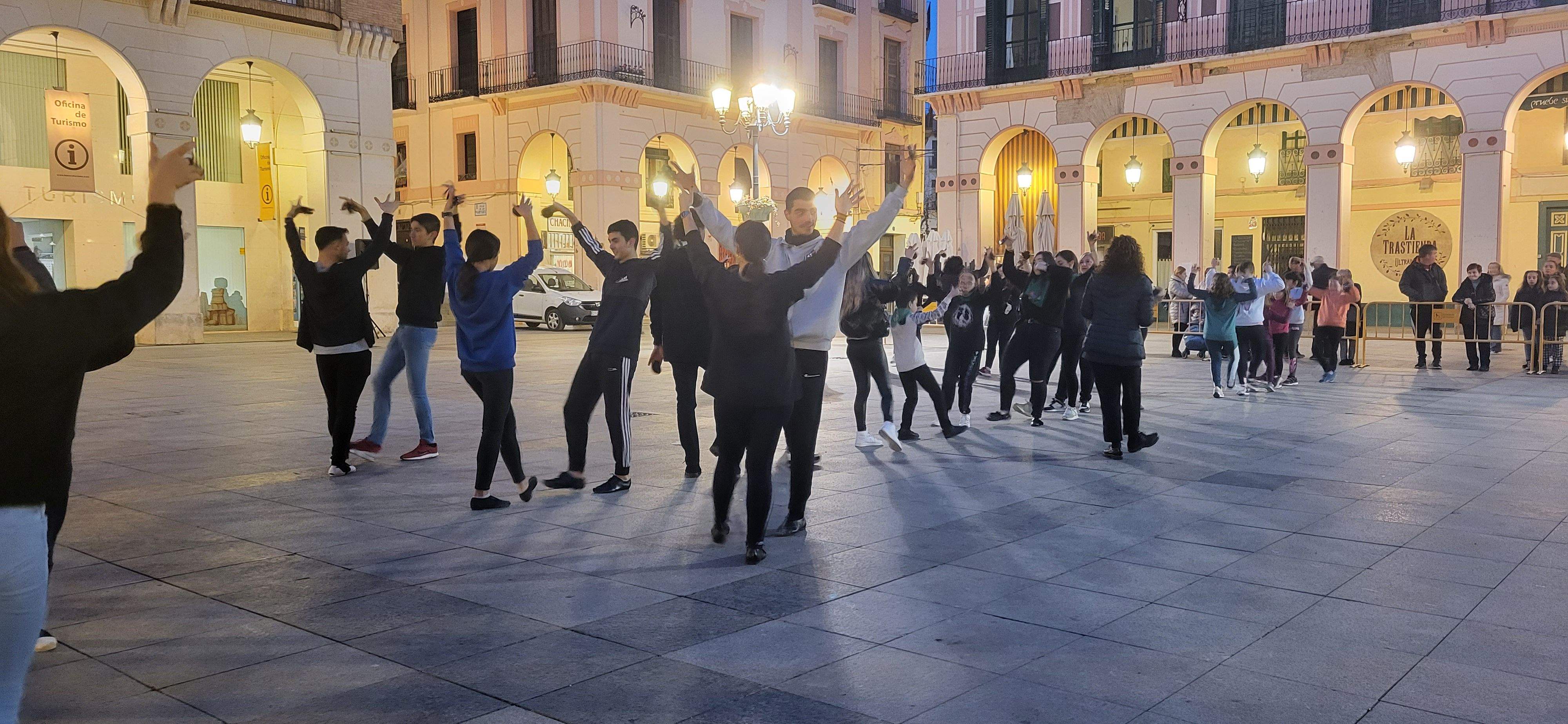 Huesca baila la jota de San Lorenzo por los niños con cáncer. Foto Myriam Martínez 
