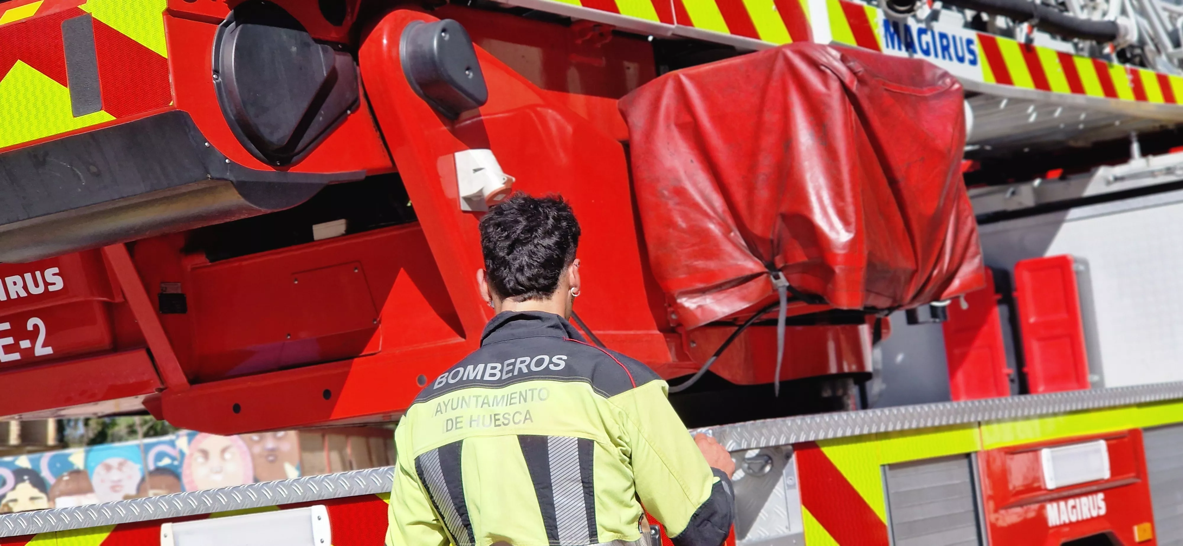 Los Bomberos de Huesca actuando con un panal en el Perpetuo Socorro. Foto Myriam Martínez