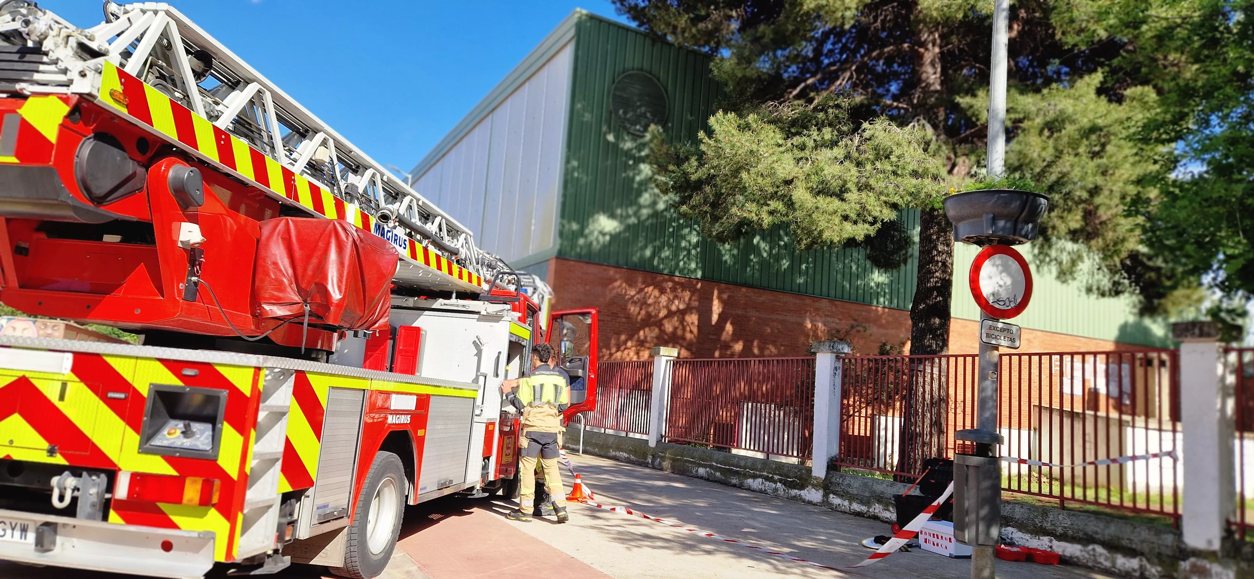 Los Bomberos de Huesca actuando con un panal en el Perpetuo Socorro. Foto Myriam Martínez