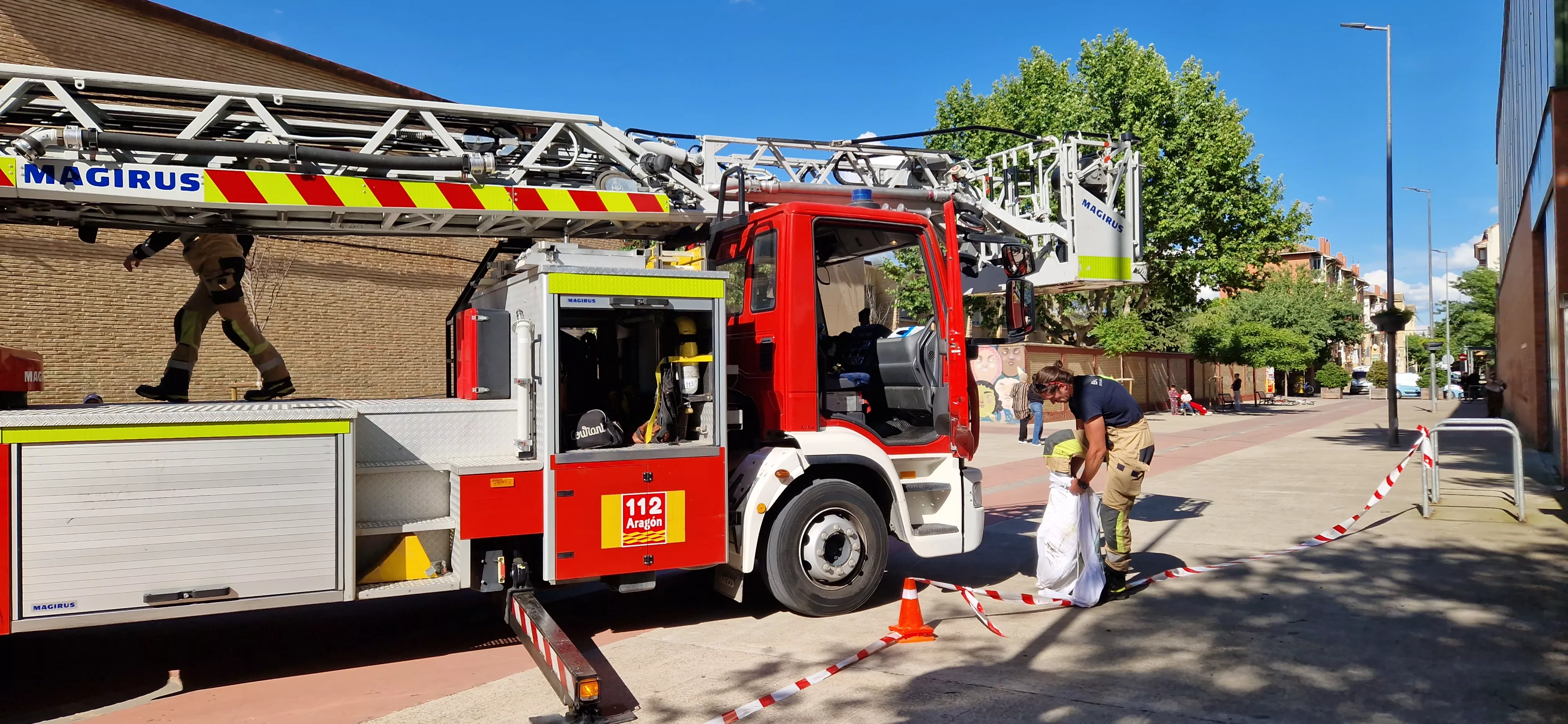 Los Bomberos de Huesca actuando con un panal en el Perpetuo Socorro. Foto Myriam Martínez