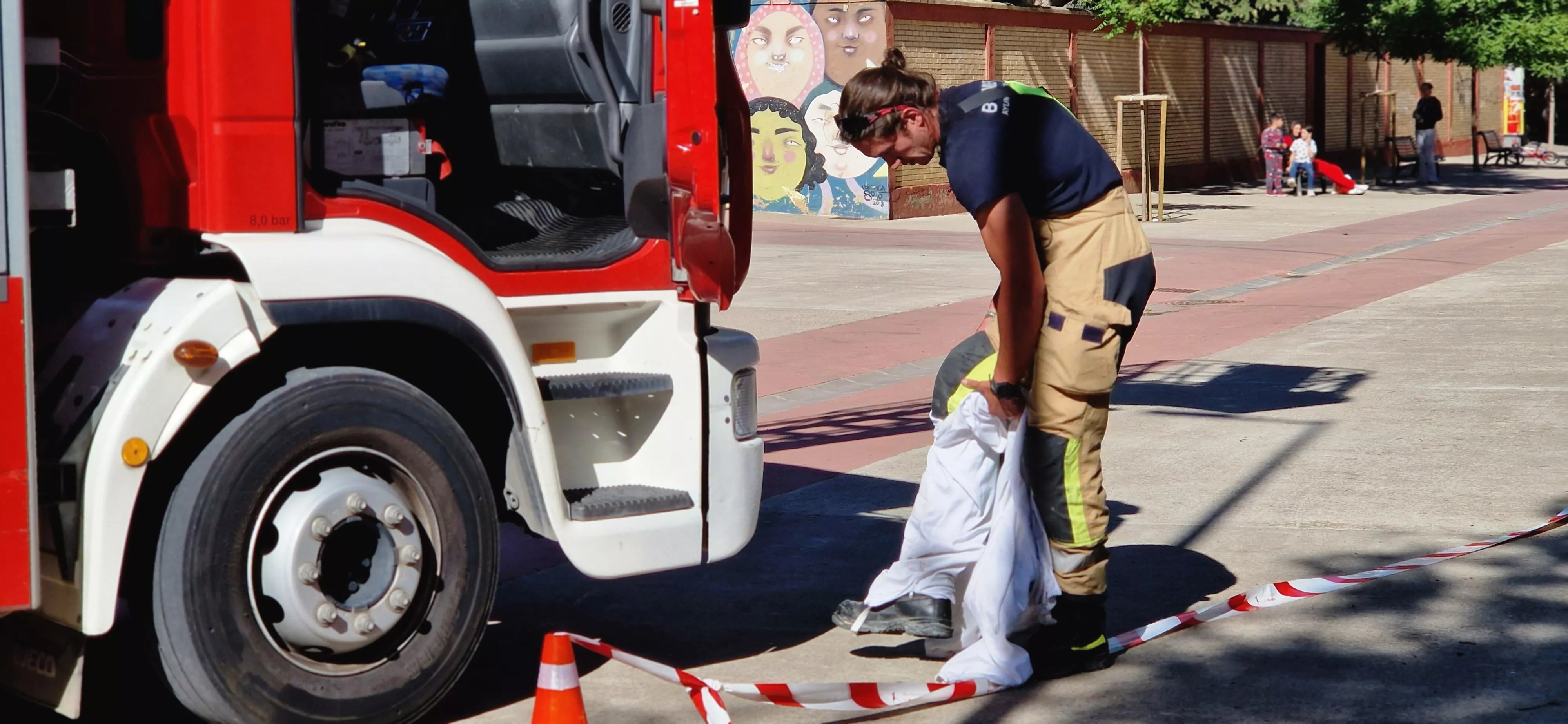 Los Bomberos de Huesca actuando con un panal en el Perpetuo Socorro. Foto Myriam Martínez