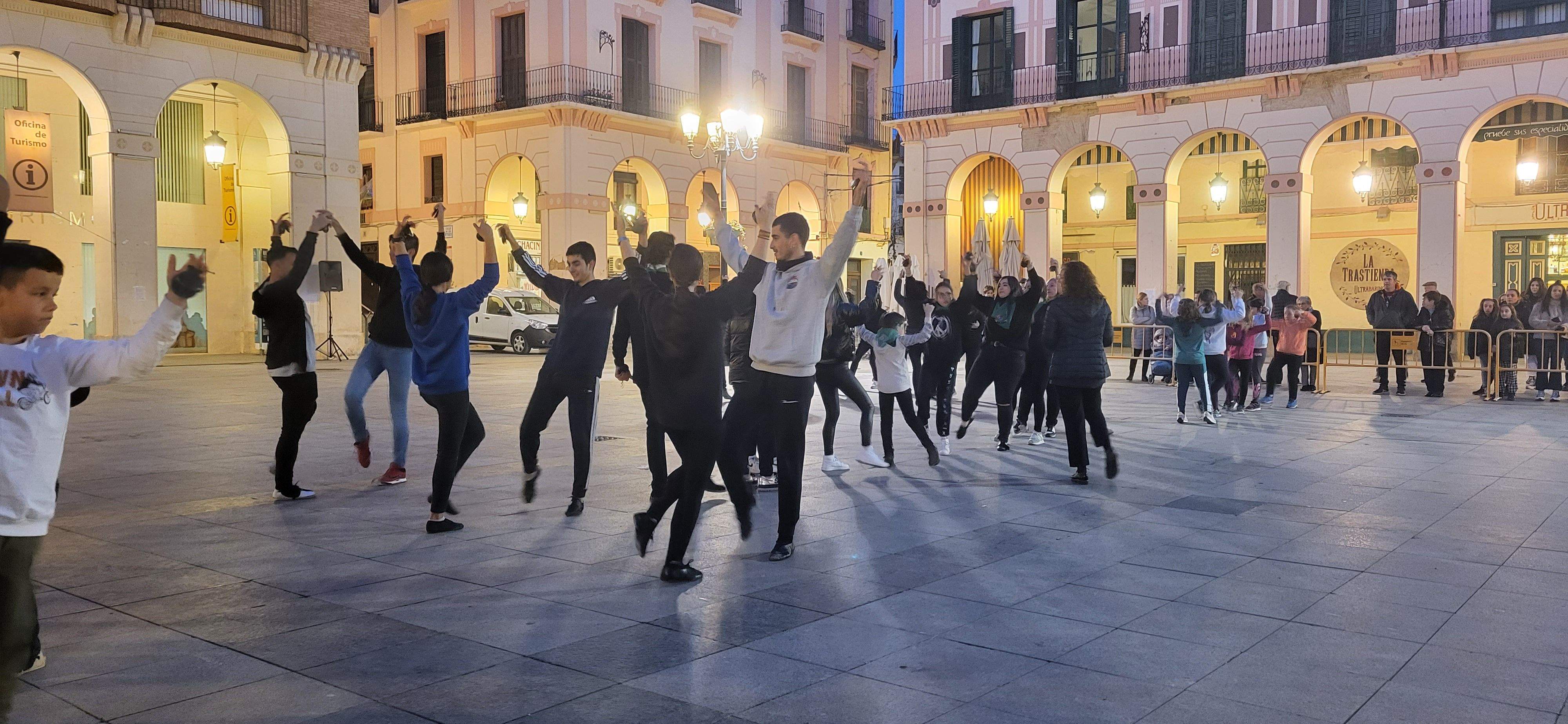 Huesca baila la jota de San Lorenzo por los niños con cáncer. Foto Myriam Martínez 