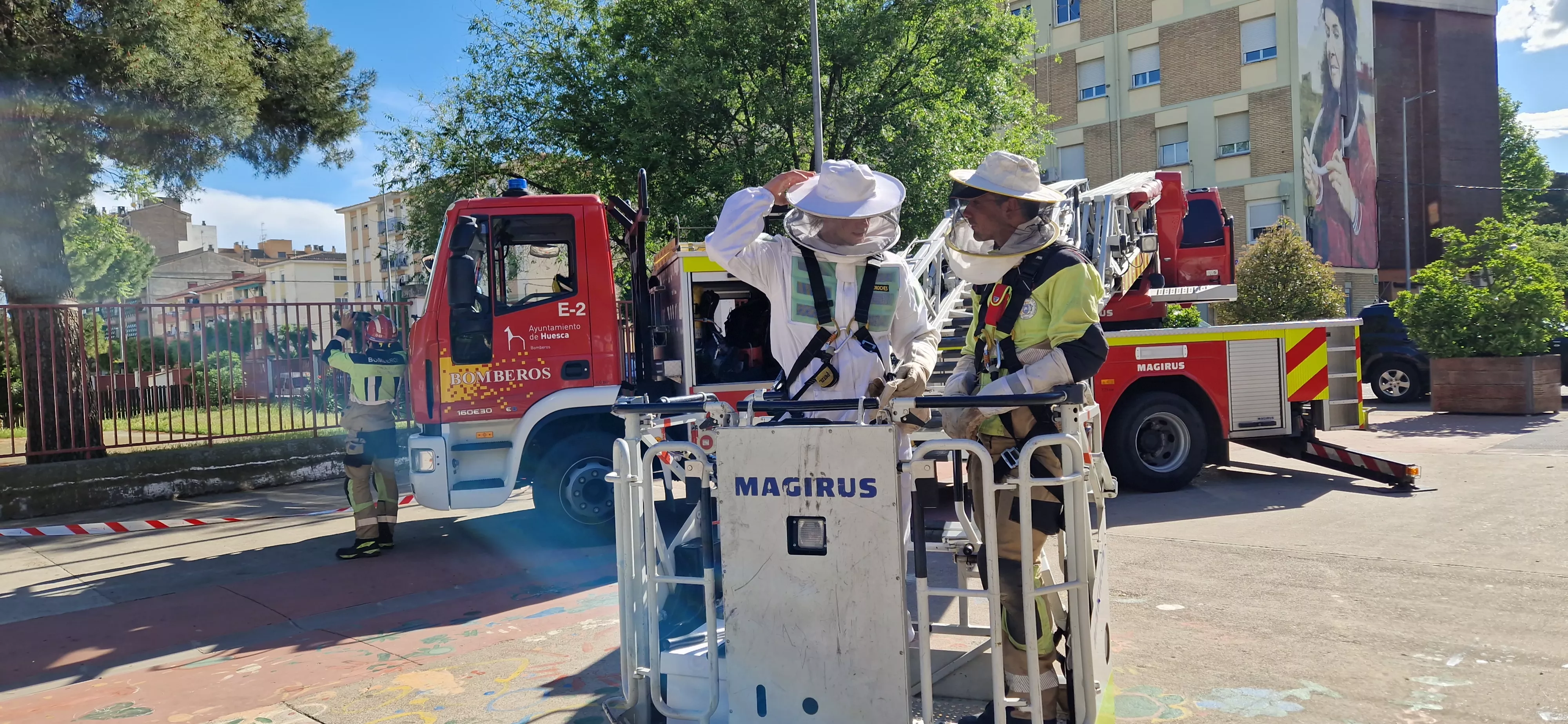 Los Bomberos de Huesca actuando con un panal en el Perpetuo Socorro. Foto Myriam Martínez