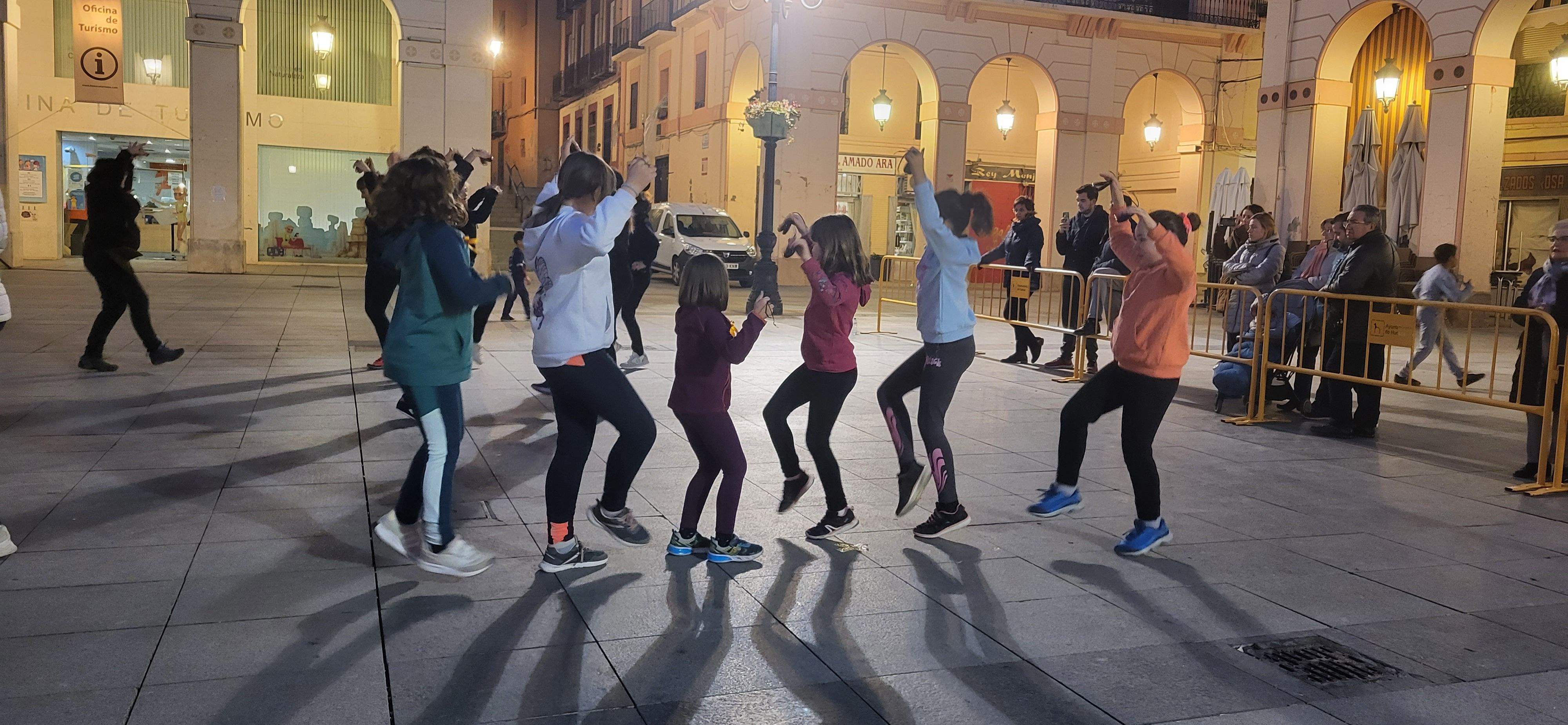 Huesca baila la jota de San Lorenzo por los niños con cáncer. Foto Myriam Martínez 
