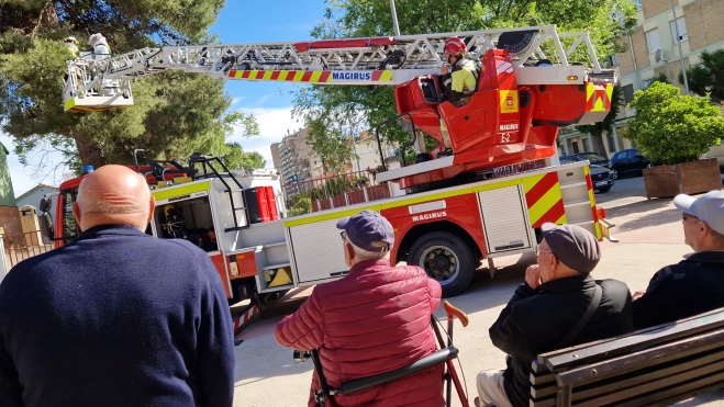 Los Bomberos de Huesca actuando con un panal en el Perpetuo Socorro. Foto Myriam Martínez
