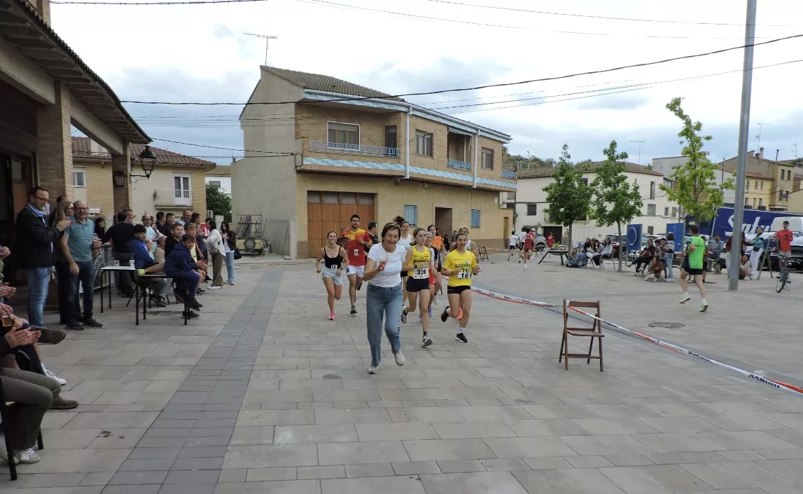 La alcaldesa Tere Rupín completando su primera y última vuelta