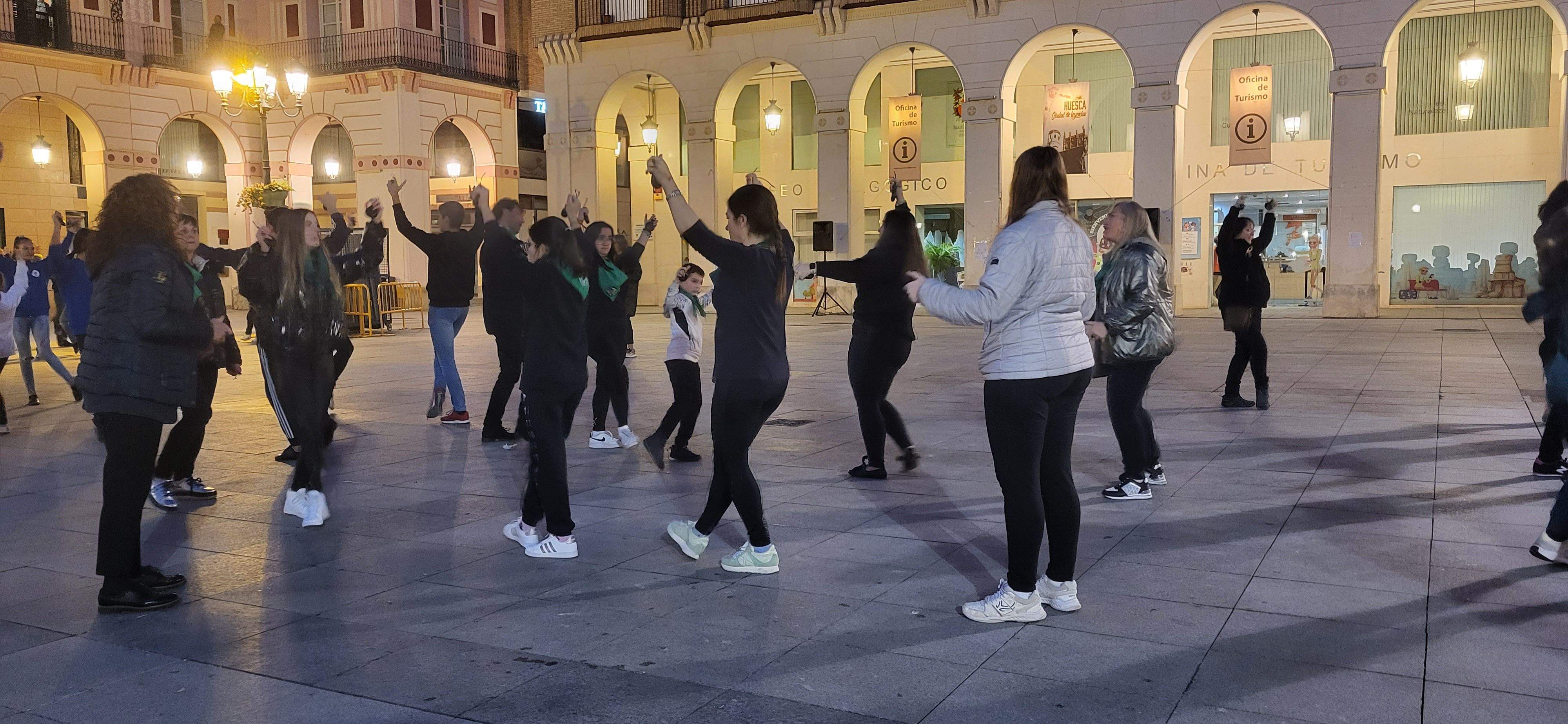 Huesca baila la jota de San Lorenzo por los niños con cáncer. Foto Myriam Martínez 