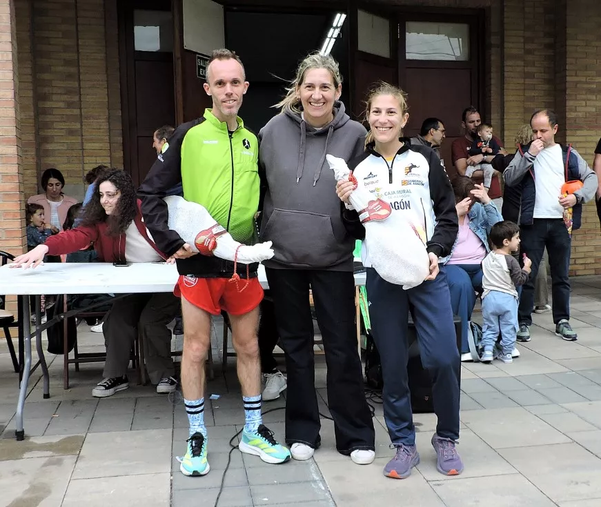Sira Tolosa entrega el jamón a los campeones