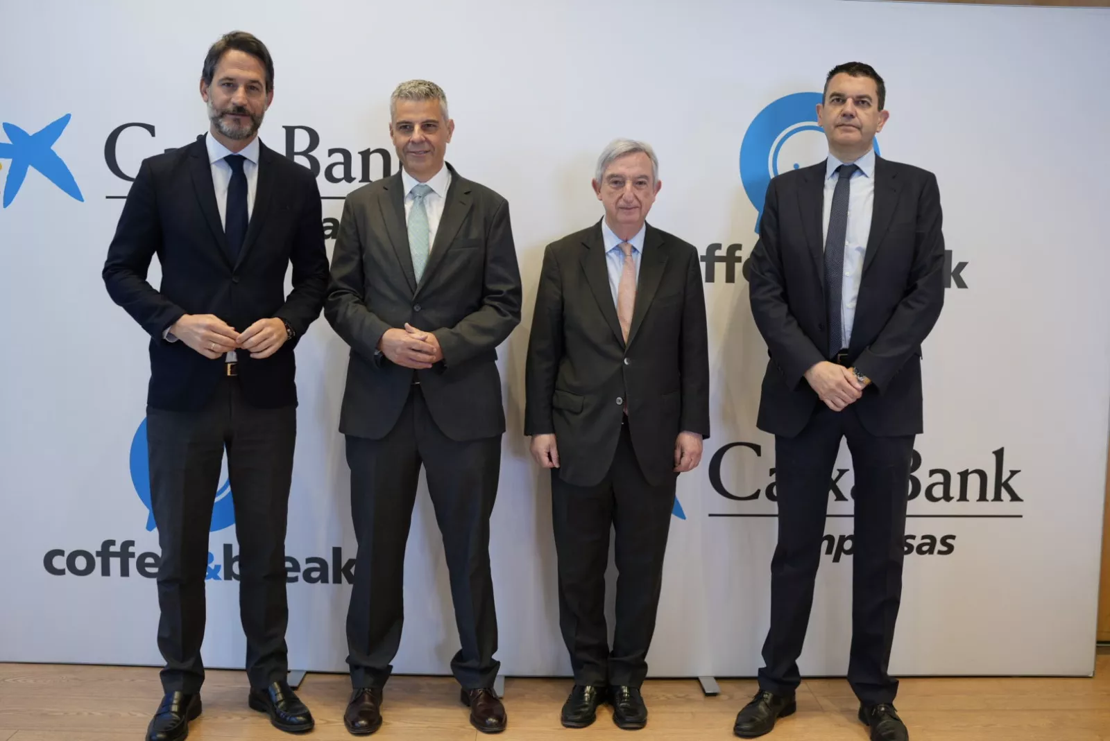 Carlos Sanchez, director comercial Empresas Territorial Ebro de CaixaBank, Marc Benhamou director Banca Empresas de CaixaBank, el diplomático Rafael Dezcállar y Carlos Lacosta, director centro de Empresas Huesca de CaixaBank