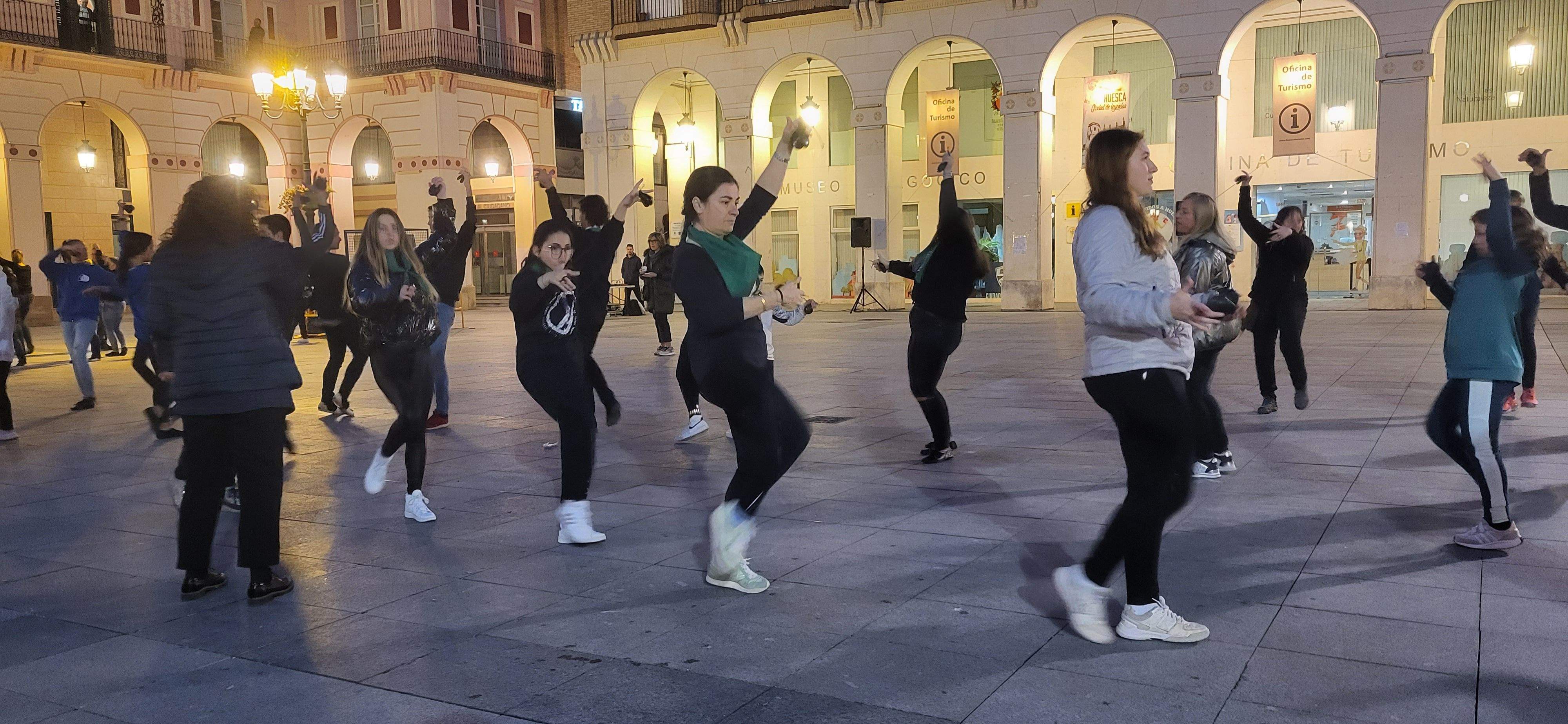 Huesca baila la jota de San Lorenzo por los niños con cáncer. Foto Myriam Martínez 