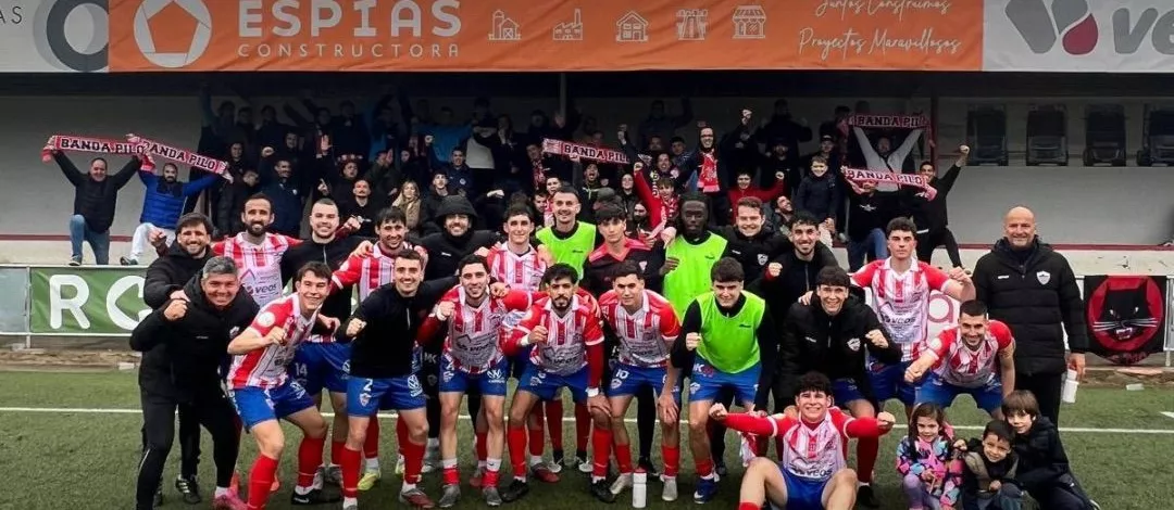 Plantilla del Monzón junto a su afición tras una victoria.