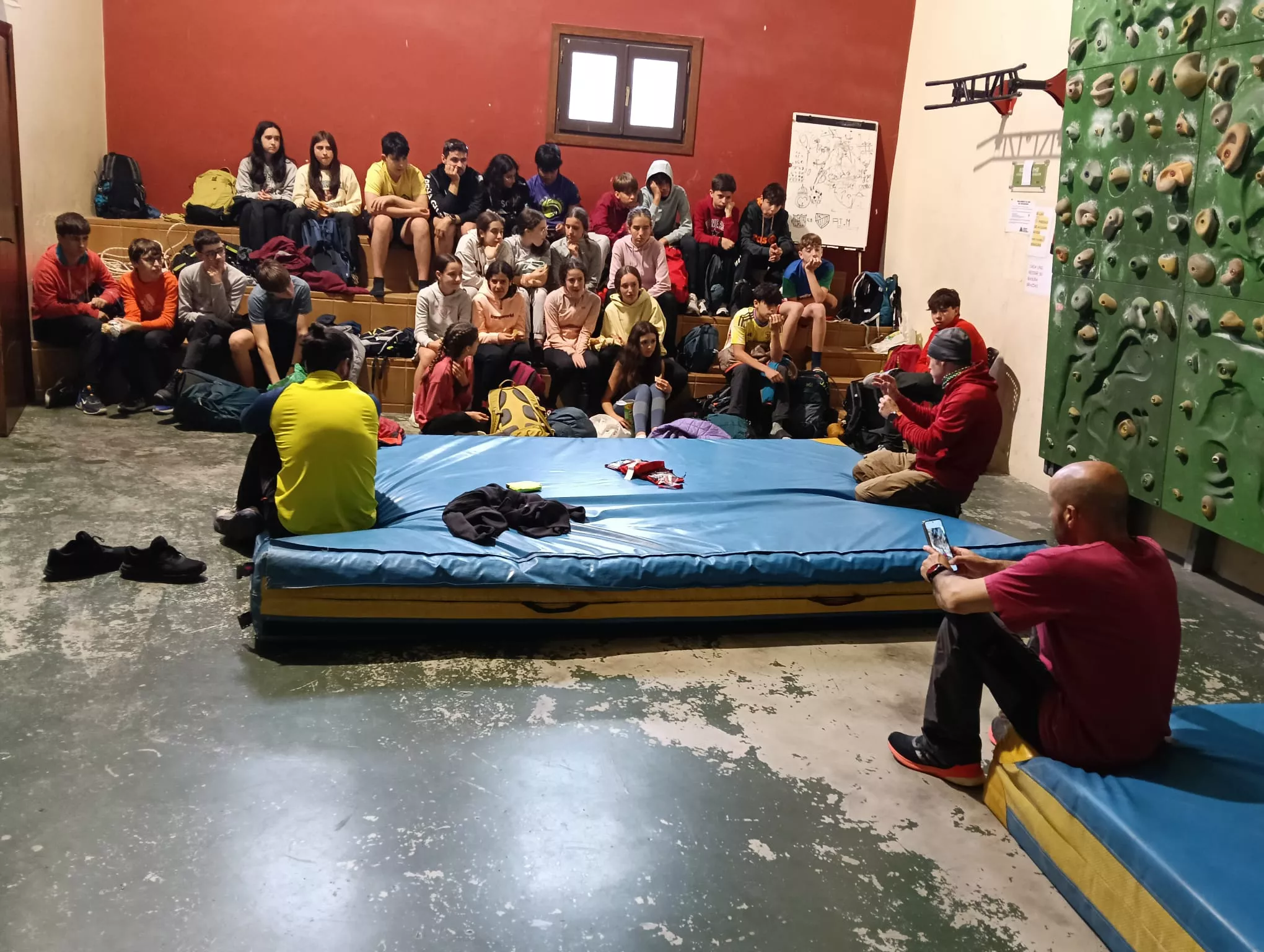 En la escuela refugio de Alquézar. Peña Guara arranca el 97º curso de montañismo.