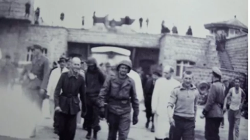 Entrada al patio de los garajes de Mauthausen del sargento estadounidense Kosiek con supervivientes y médicos del Comité Internacional de la Cruz Roja el 5 de mayo de 1945. Foto F. Boix