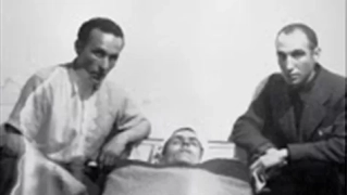 Luis Montero (a la izquierda( y José Perlado Camaño (Madrid, 1916) velando el cadáver del preso español Juan Bisbal Cosa