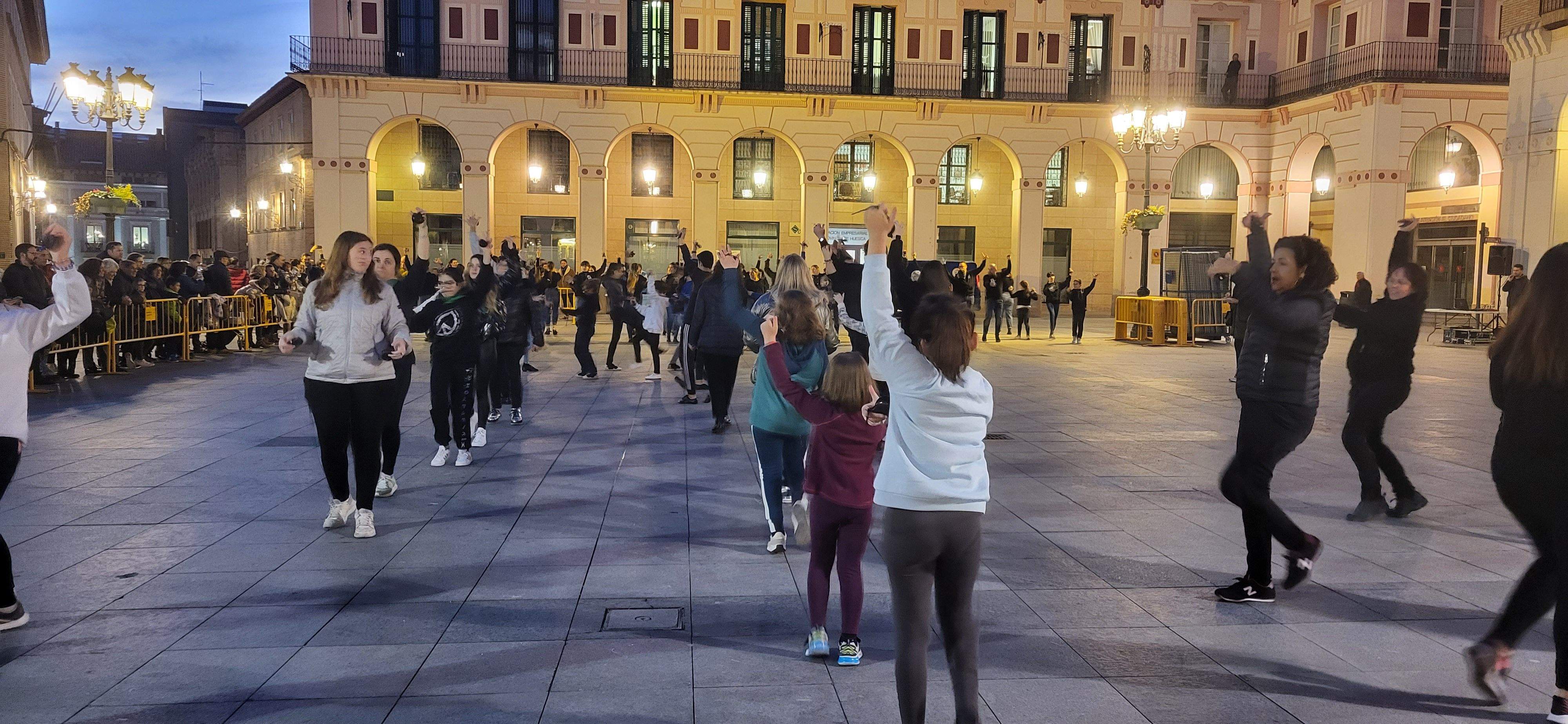 Huesca baila la jota de San Lorenzo por los niños con cáncer. Foto Myriam Martínez 