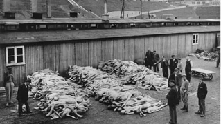 Cientos de cadáveres en torno a los barracones del campo ruso de Mauthausen.