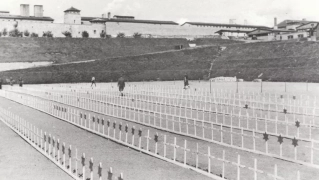 Antiguo campo de deportes de las SS convertido en provisional cementerio