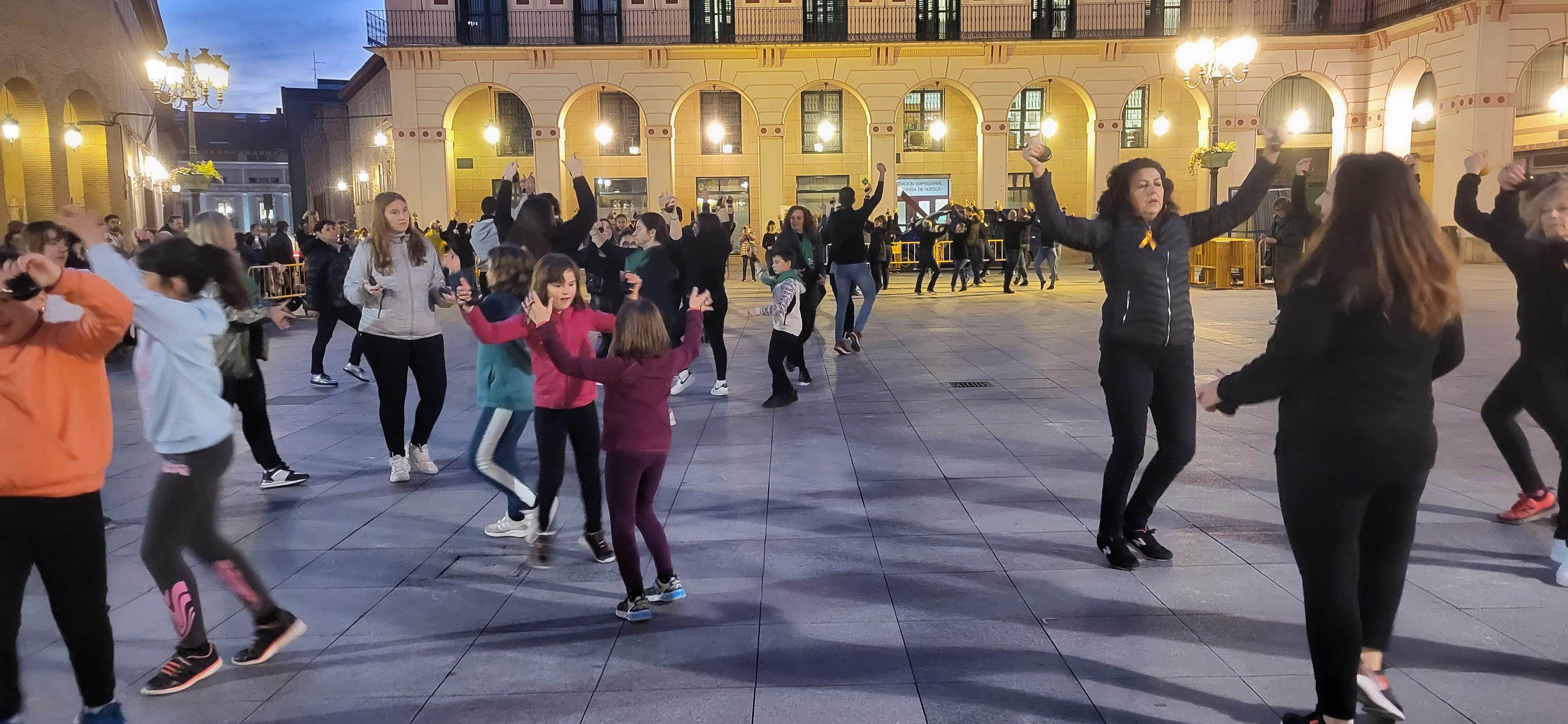 Huesca baila la jota de San Lorenzo por los niños con cáncer. Foto Myriam Martínez 