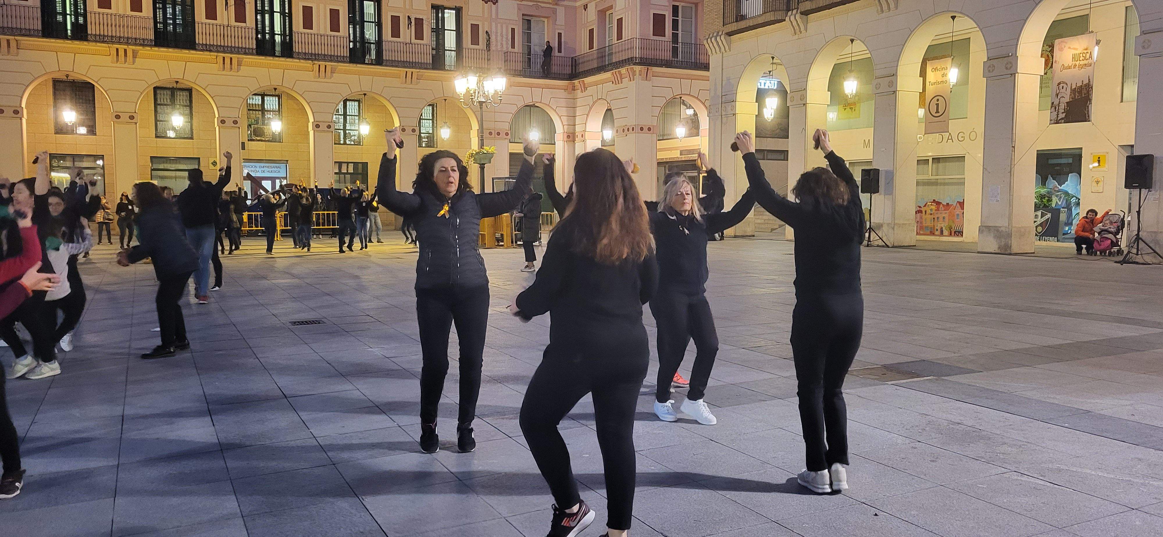 Huesca baila la jota de San Lorenzo por los niños con cáncer. Foto Myriam Martínez 