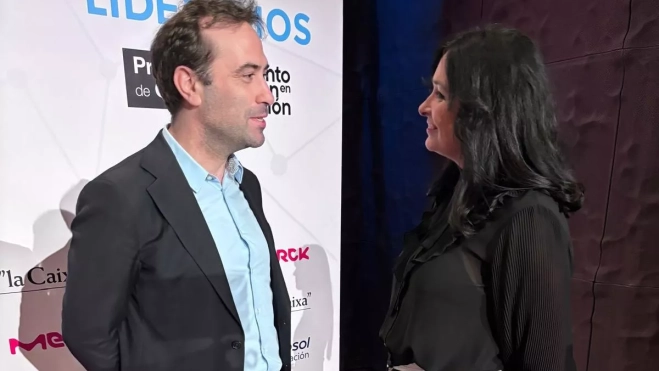 Lorena Orduna conversa con el ministro Carlos Cuerpo.
