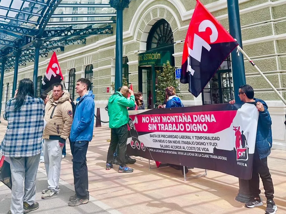 CNT denuncia precariedad laboral en el hotel Canfranc Estación.