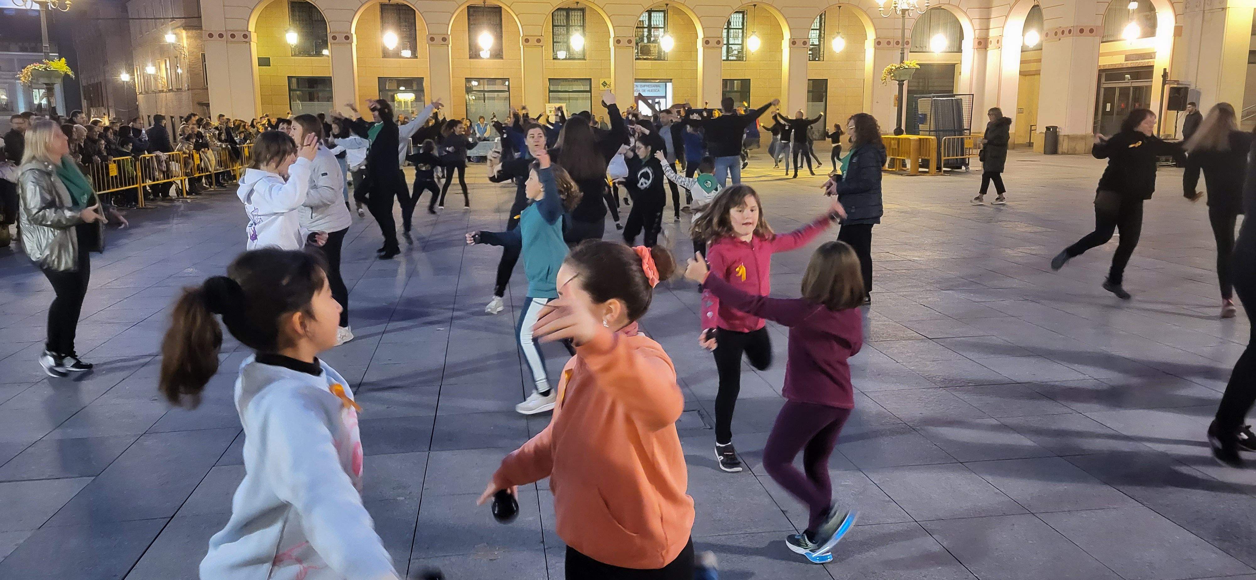 Huesca baila la jota de San Lorenzo por los niños con cáncer. Foto Myriam Martínez 