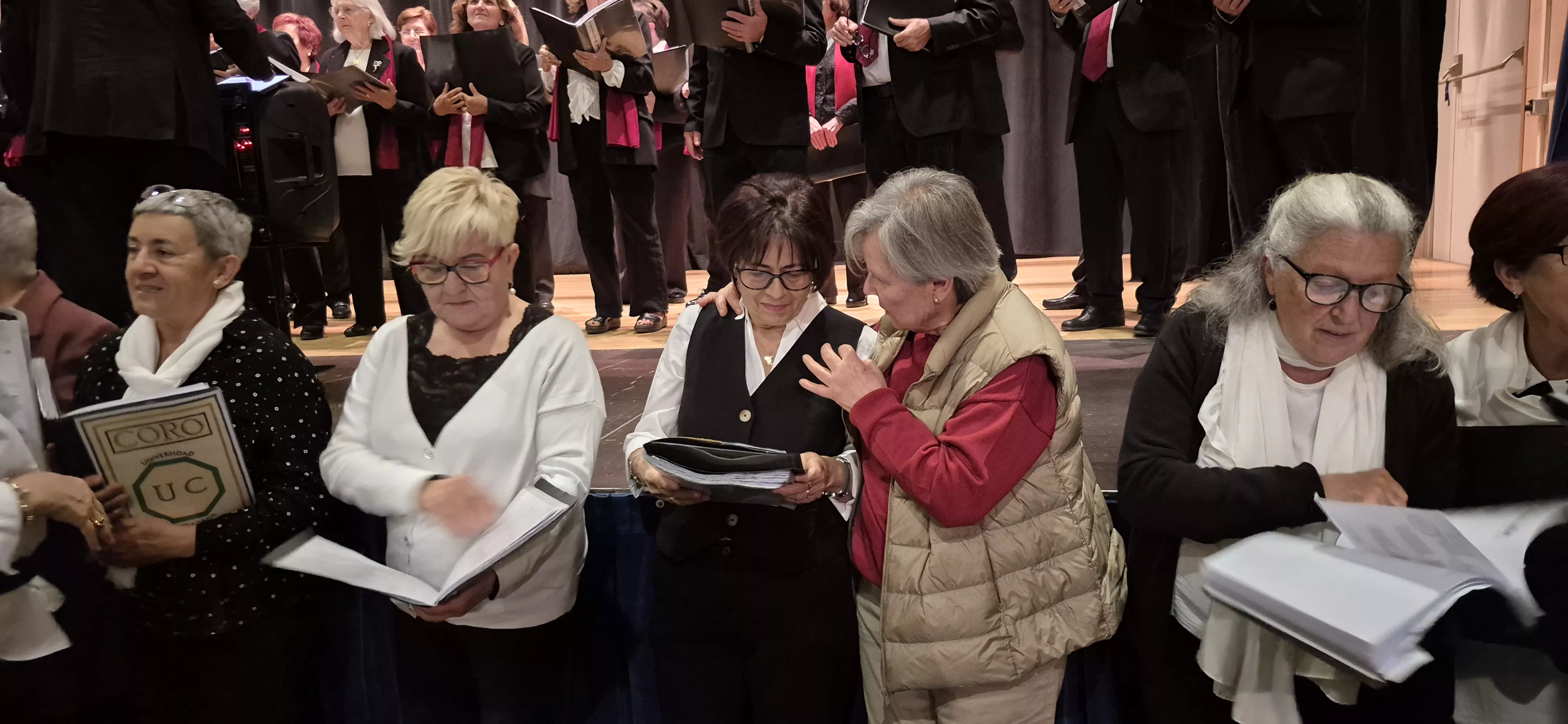 El Coro de la Universidad Ciudadana y Osca Melódica en Barriofest 2026. Foto Myriam Martínez
