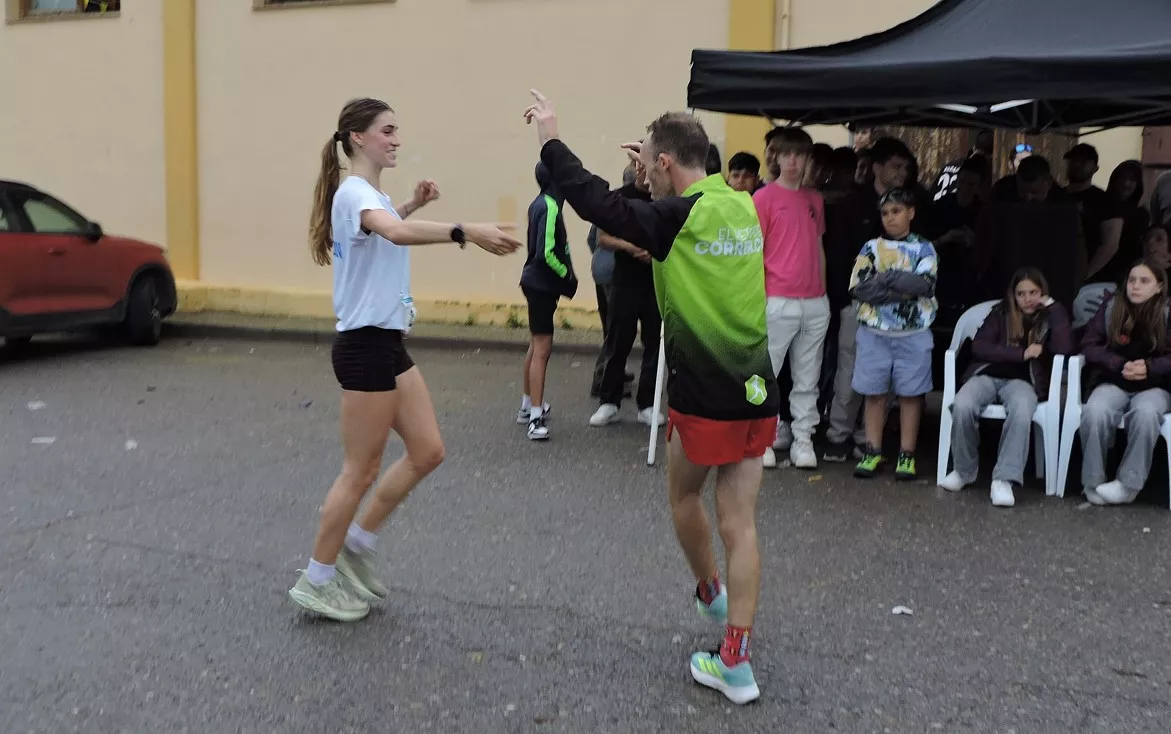 Greta Guerrero y Javier Castells bailando la jota de los pollos