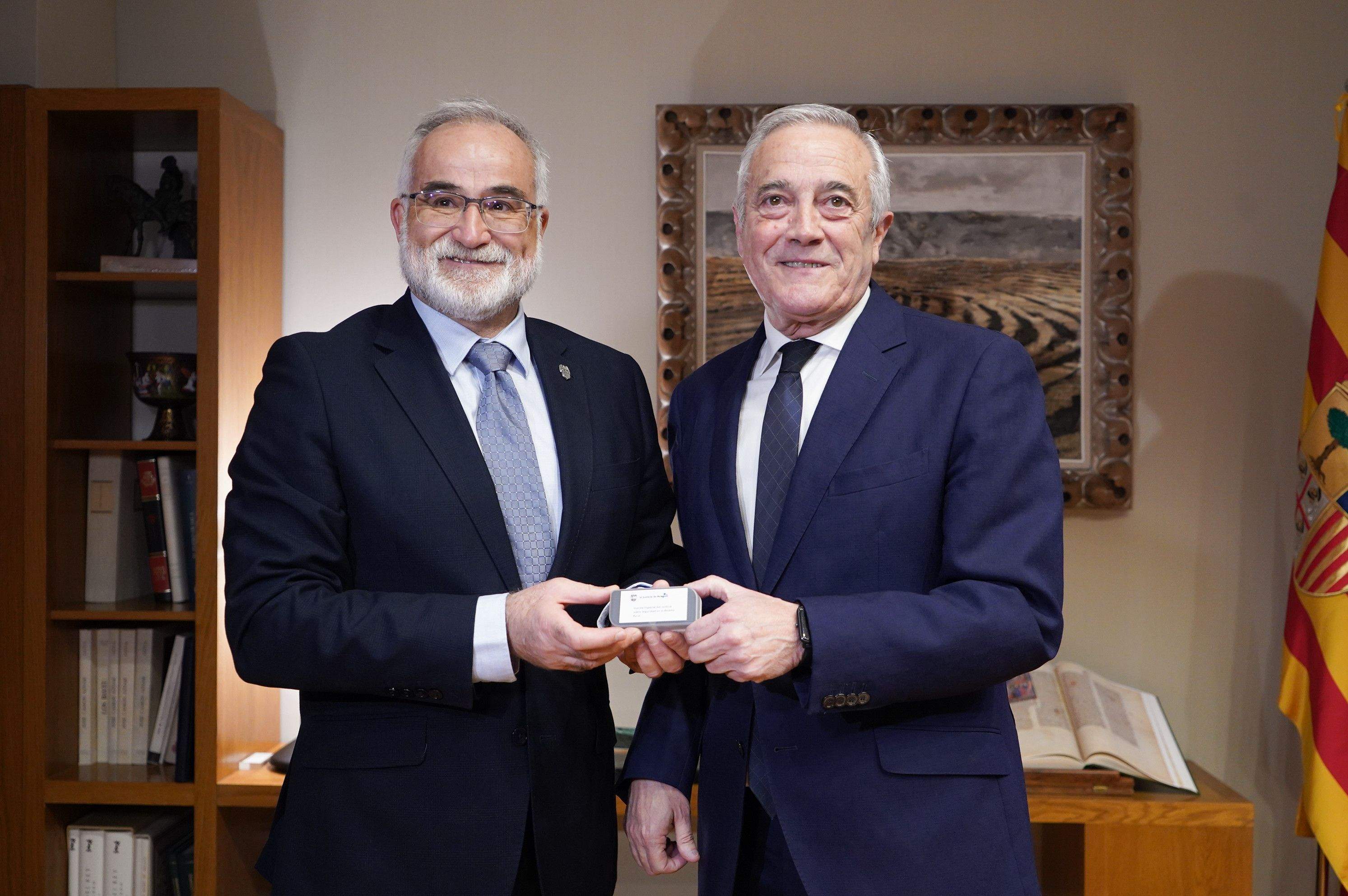 Hernández ha entregado a Sada el informe del Justicia sobre seguridad en el ámbito rural.