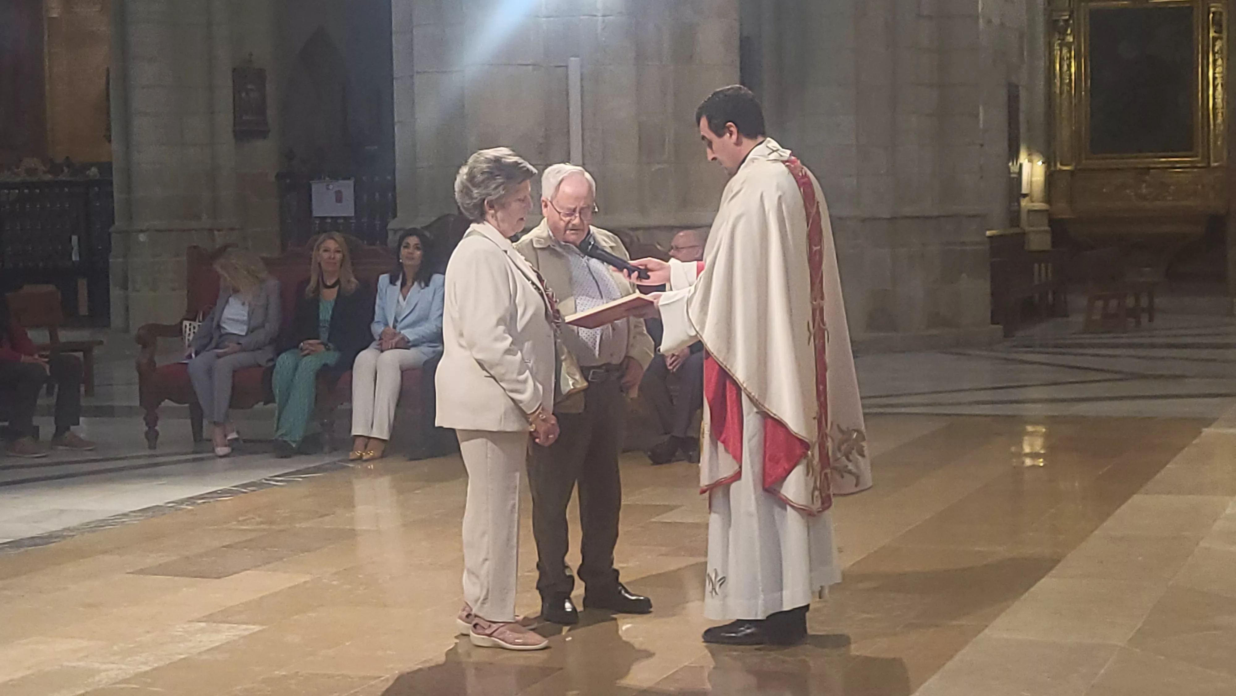 Bodas de oro de veinte matrimonios del Hogar de Personas Mayores en Huesca. Foro Mercedes Manterola