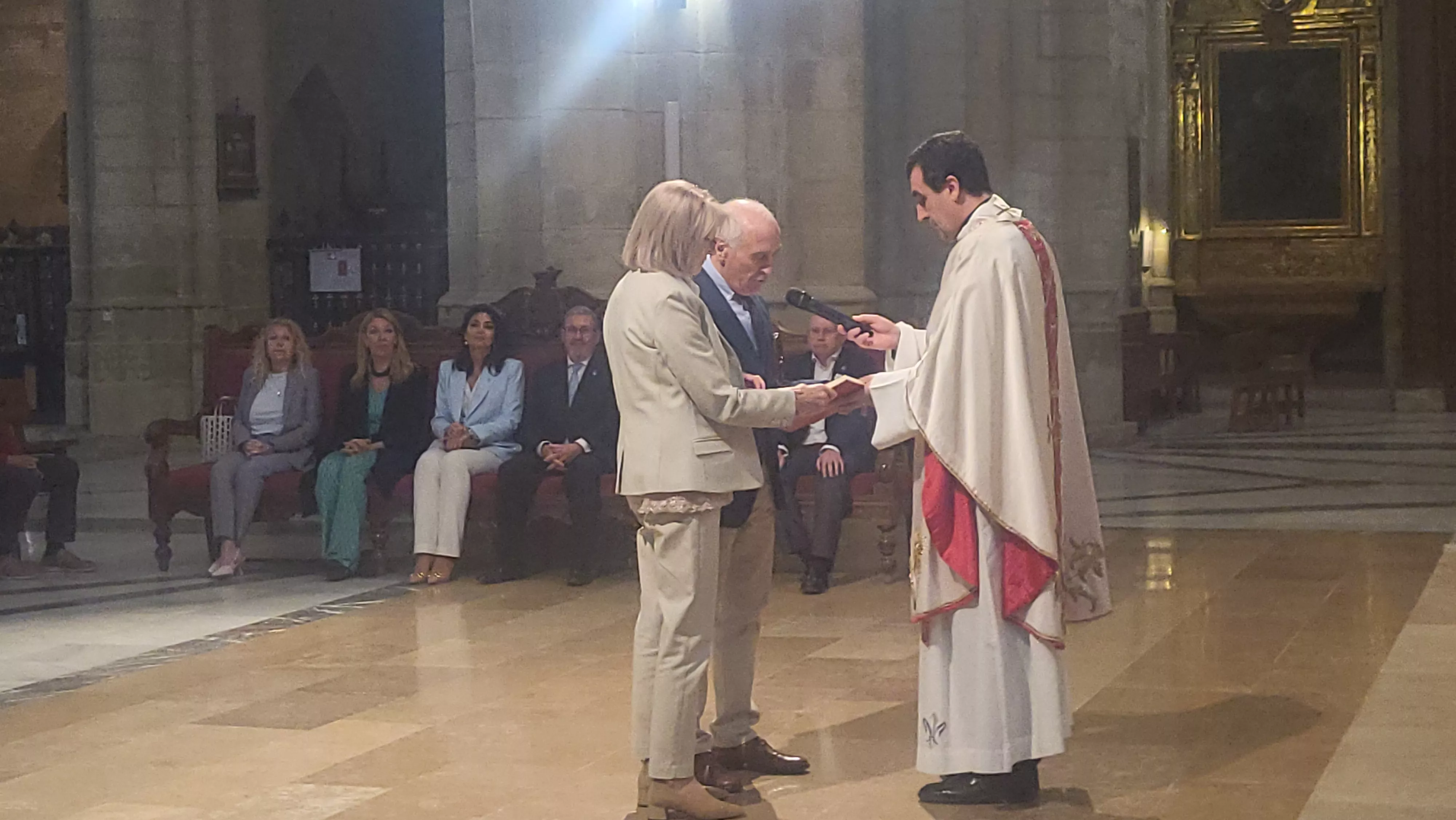 Bodas de oro de veinte matrimonios del Hogar de Personas Mayores en Huesca. Foro Mercedes Manterola