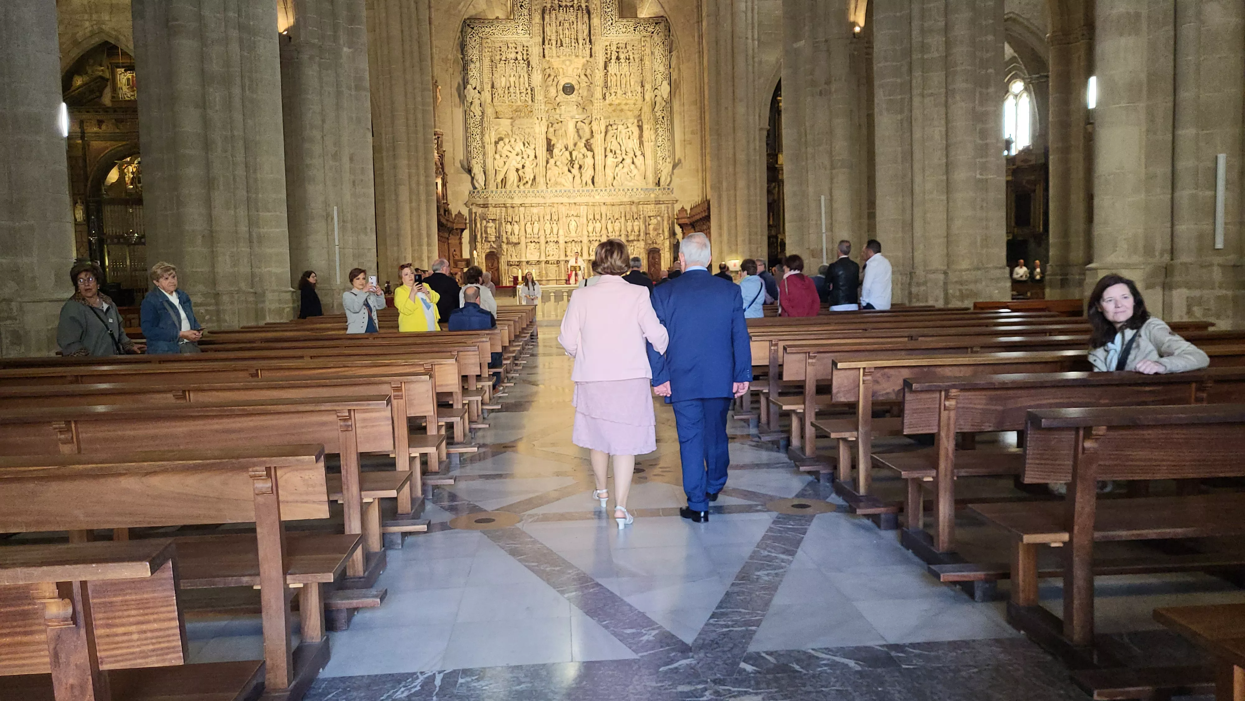 Bodas de oro de veinte matrimonios del Hogar de Personas Mayores en Huesca. Foro Mercedes Manterola