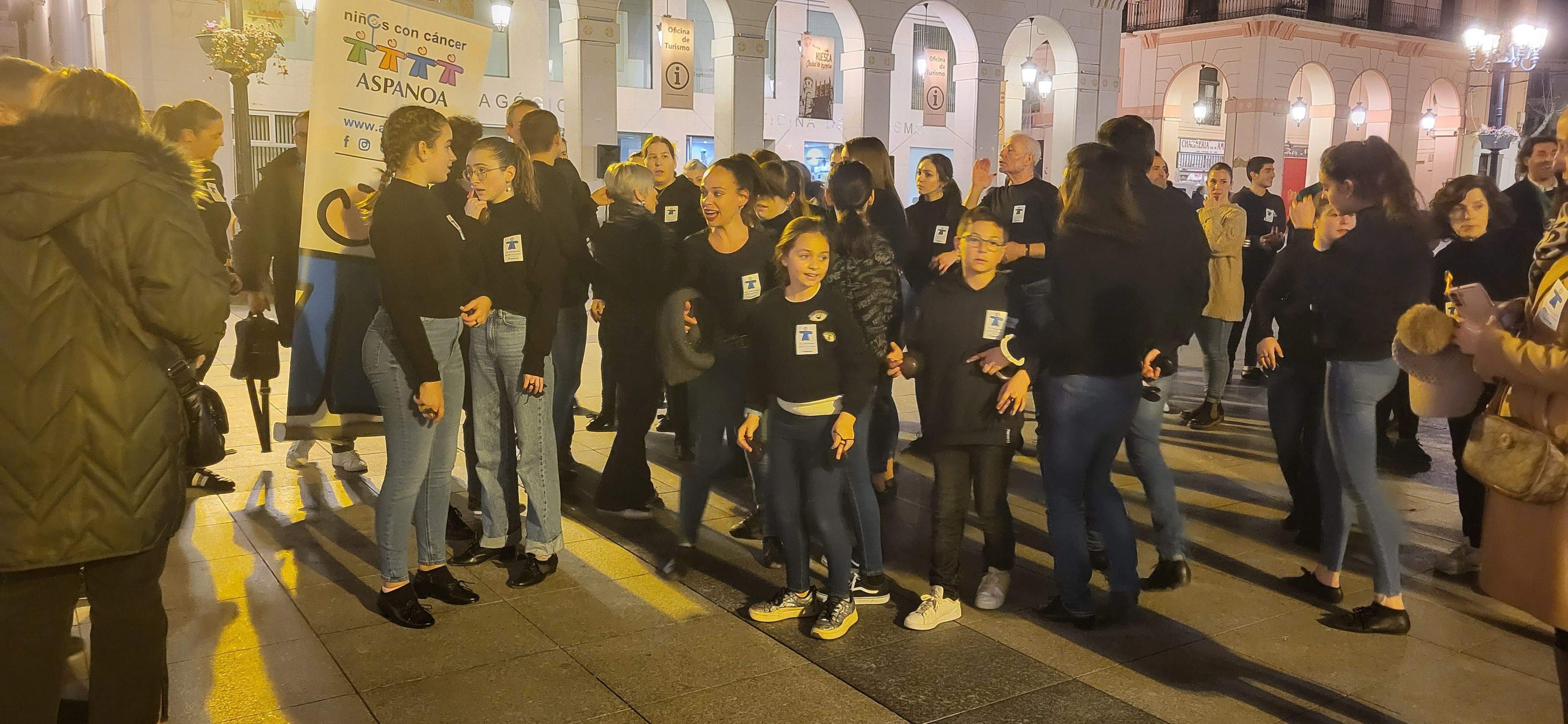 Huesca baila la jota de San Lorenzo por los niños con cáncer. Foto Myriam Martínez  